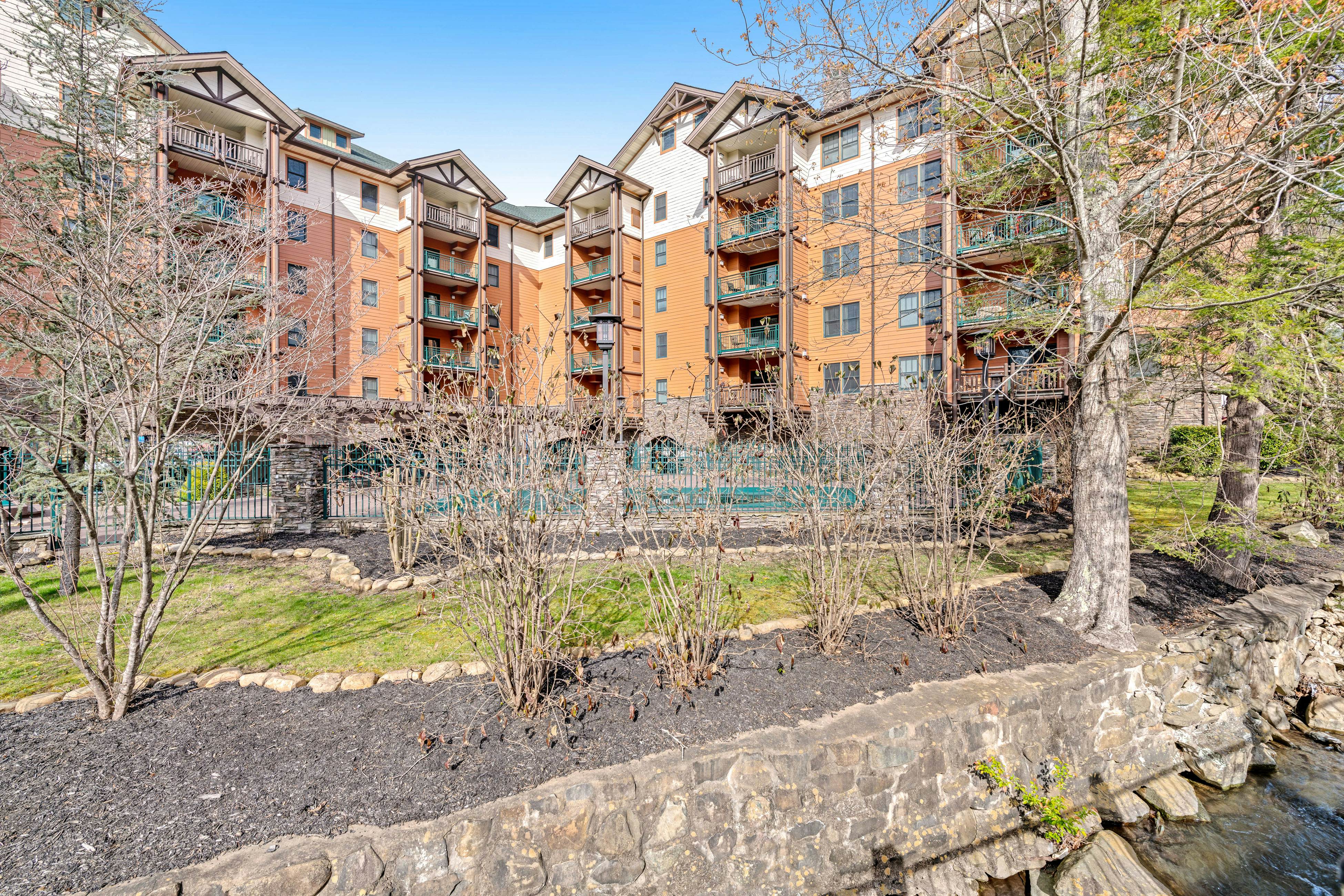 Beautiful Downtown Condo, Sleeps 6・Hot Tub・Gym