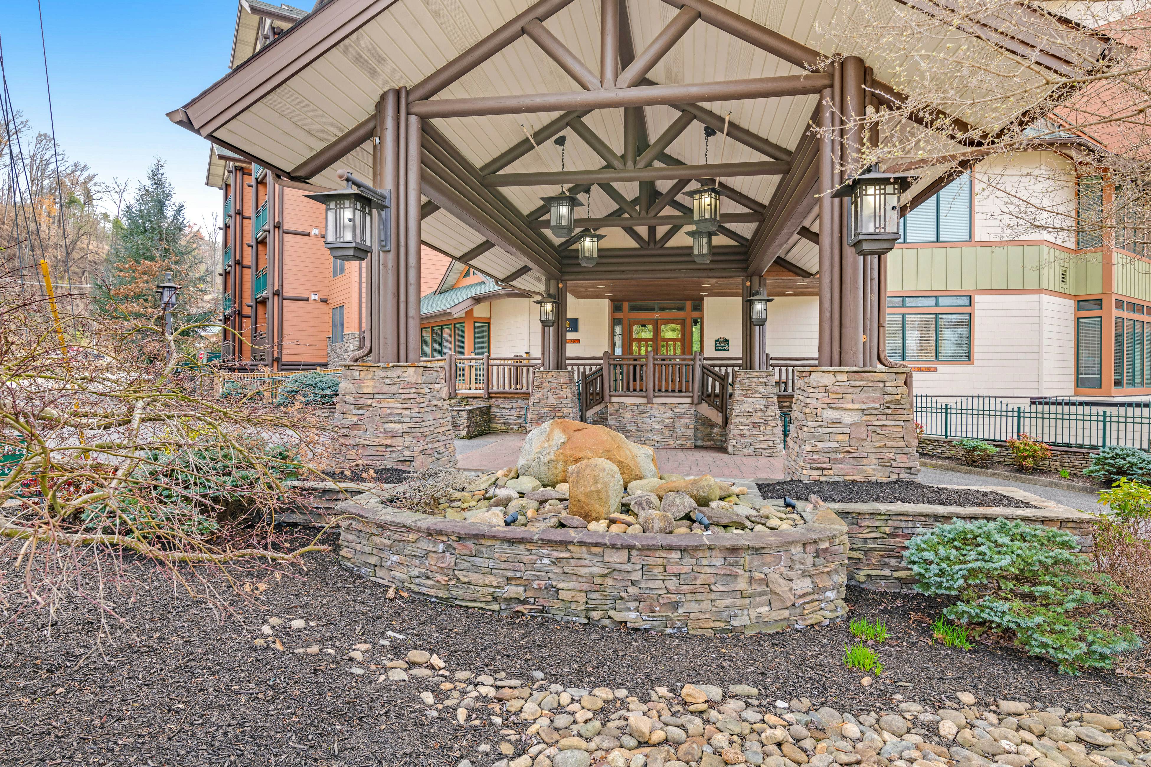 Beautiful Downtown Condo, Sleeps 6・Hot Tub・Gym