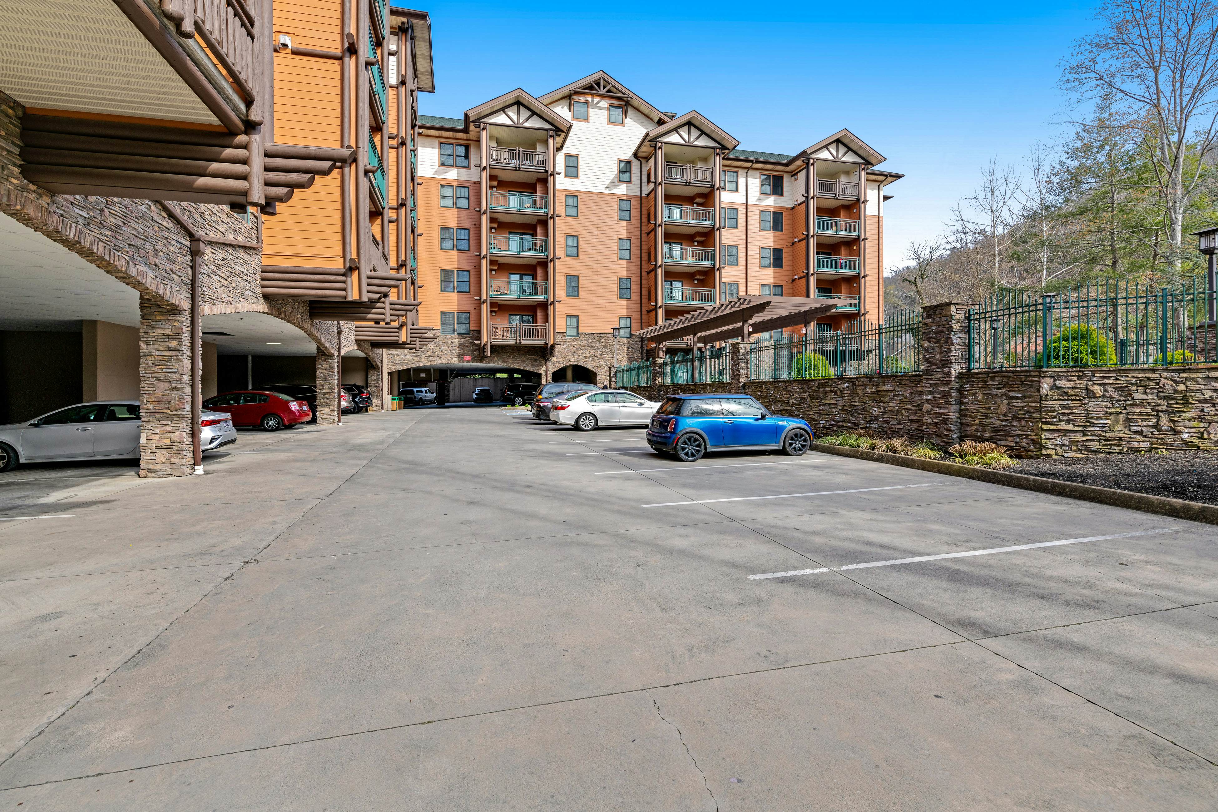 Beautiful Downtown Condo, Sleeps 6・Hot Tub・Gym