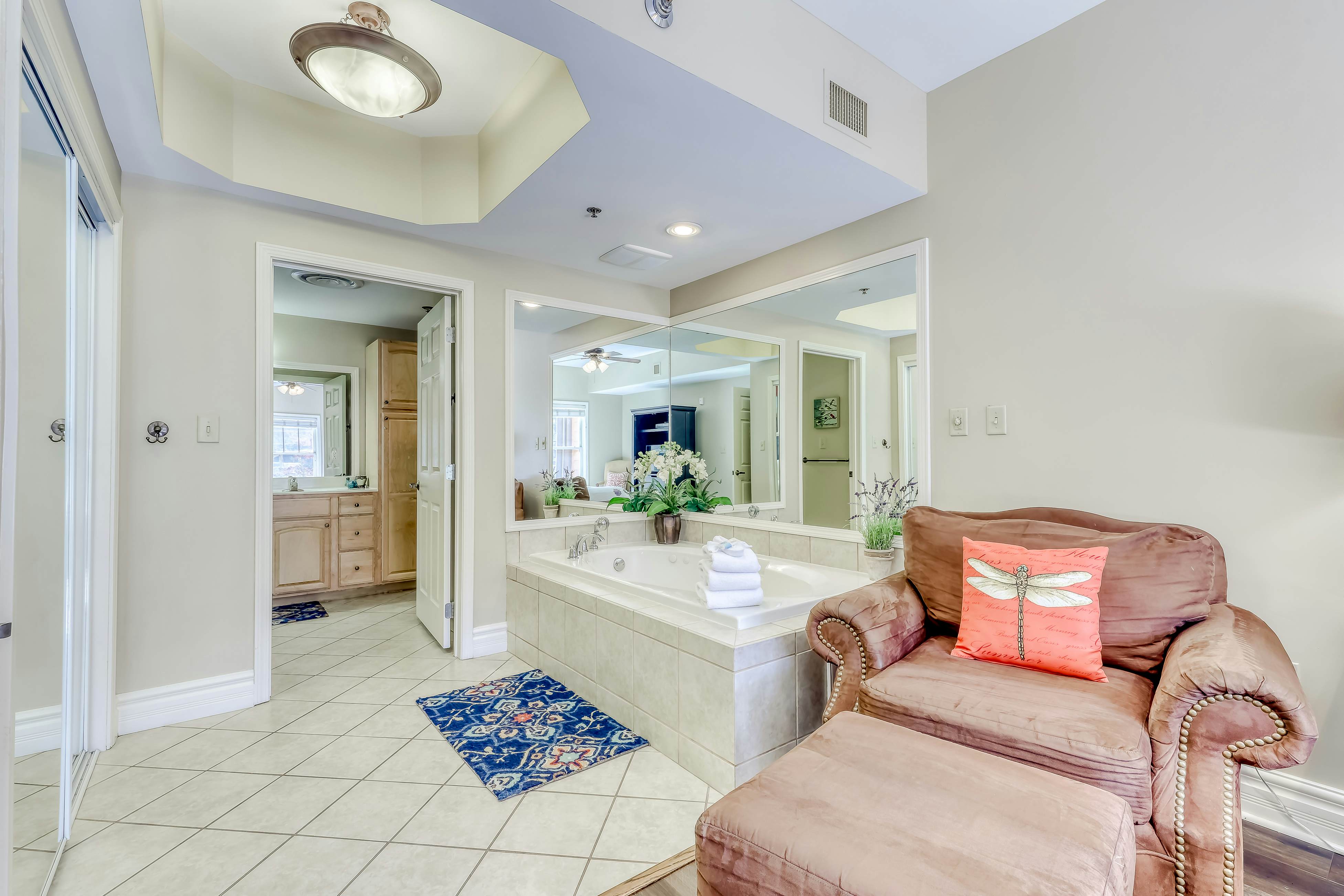 Cozy Downtown Condo, Sleeps 6・Hot Tub・Fitness Room