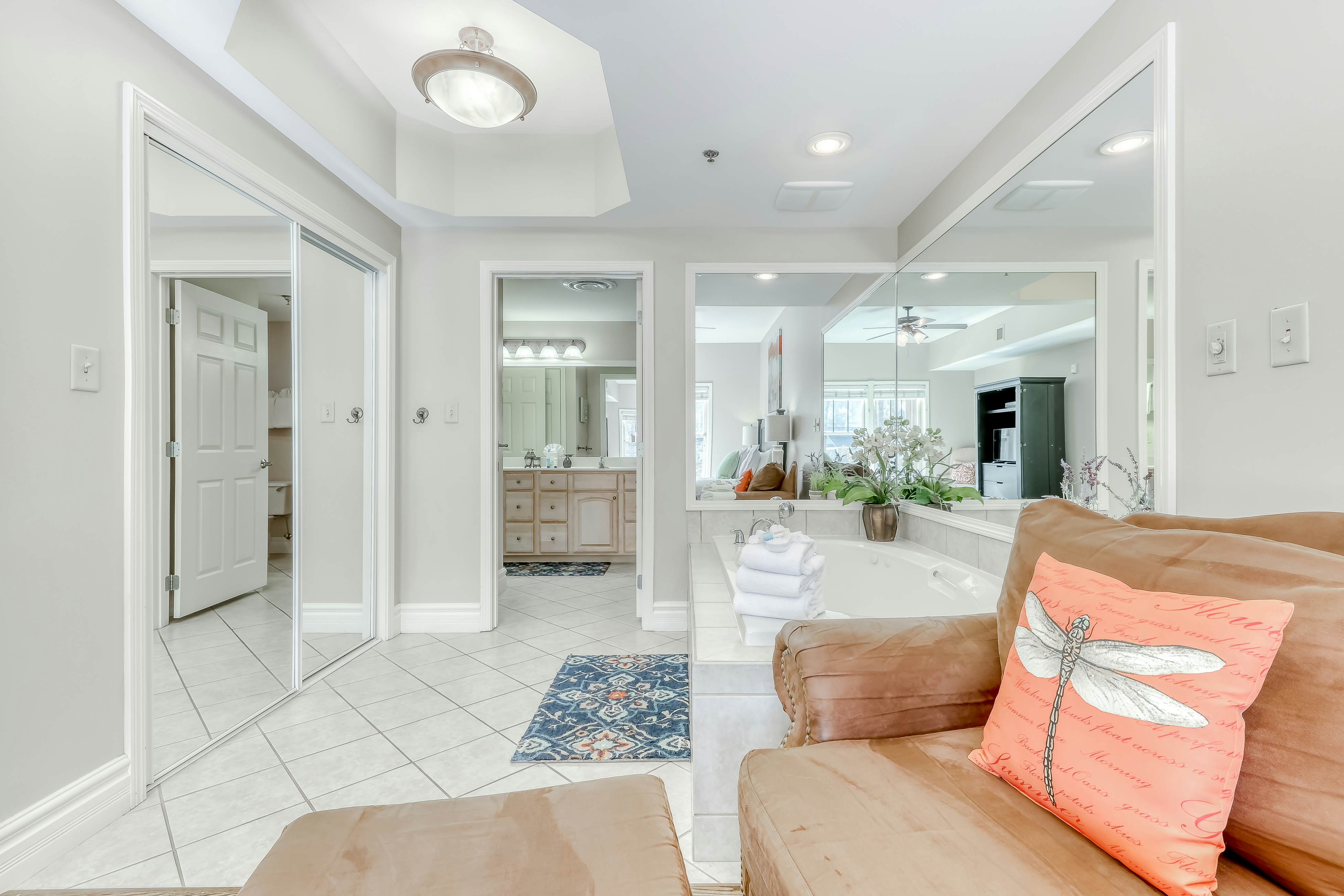 Cozy Downtown Condo, Sleeps 6・Hot Tub・Fitness Room