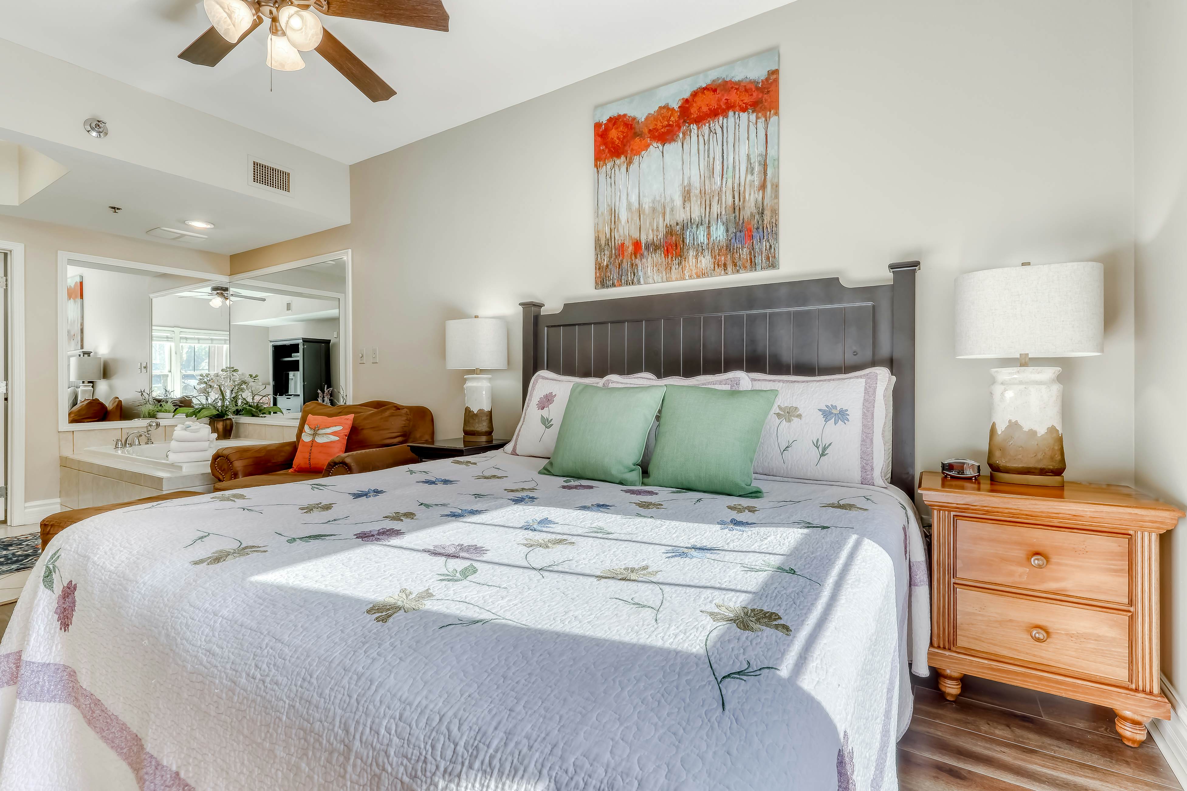 Cozy Downtown Condo, Sleeps 6・Hot Tub・Fitness Room