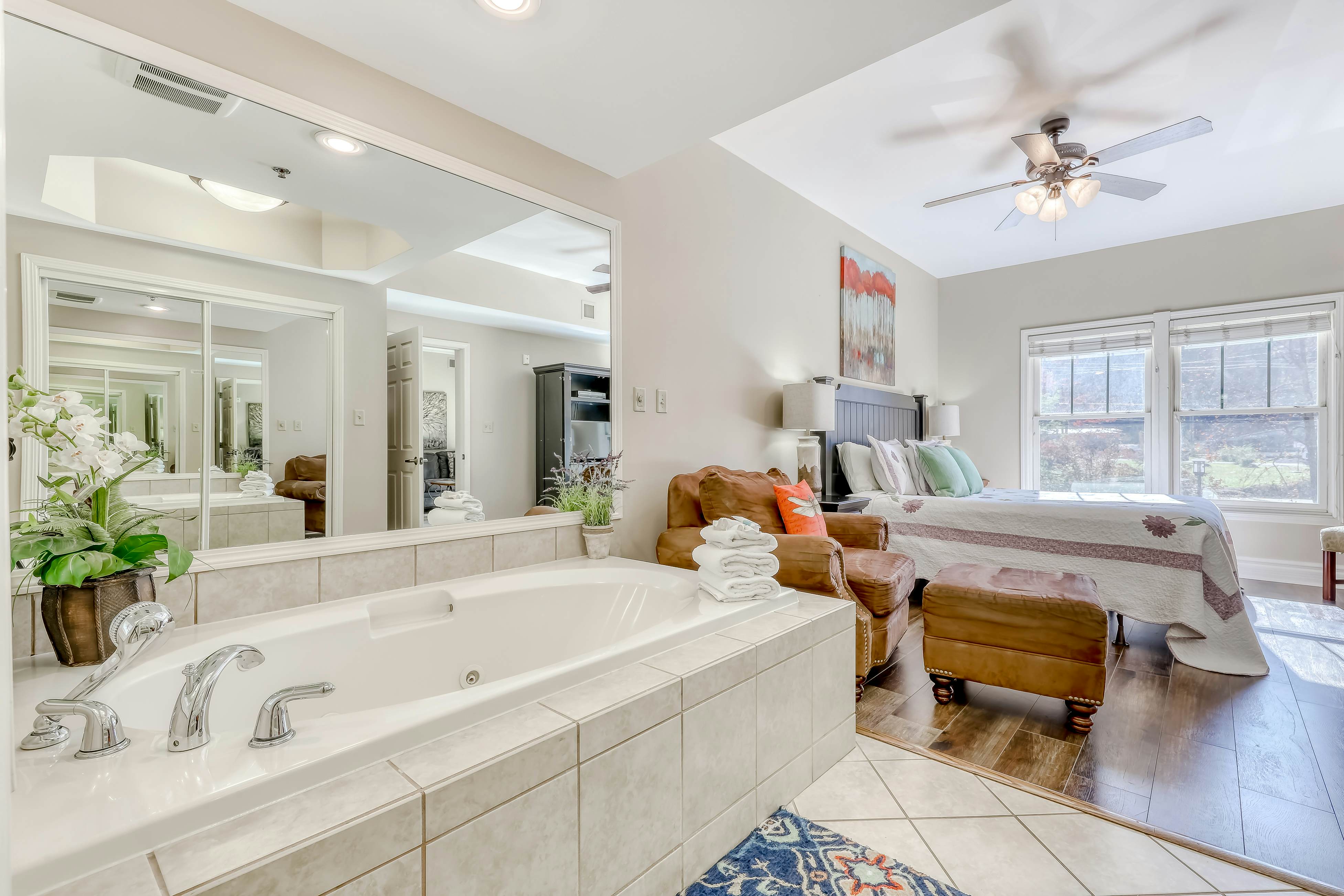 Cozy Downtown Condo, Sleeps 6・Hot Tub・Fitness Room