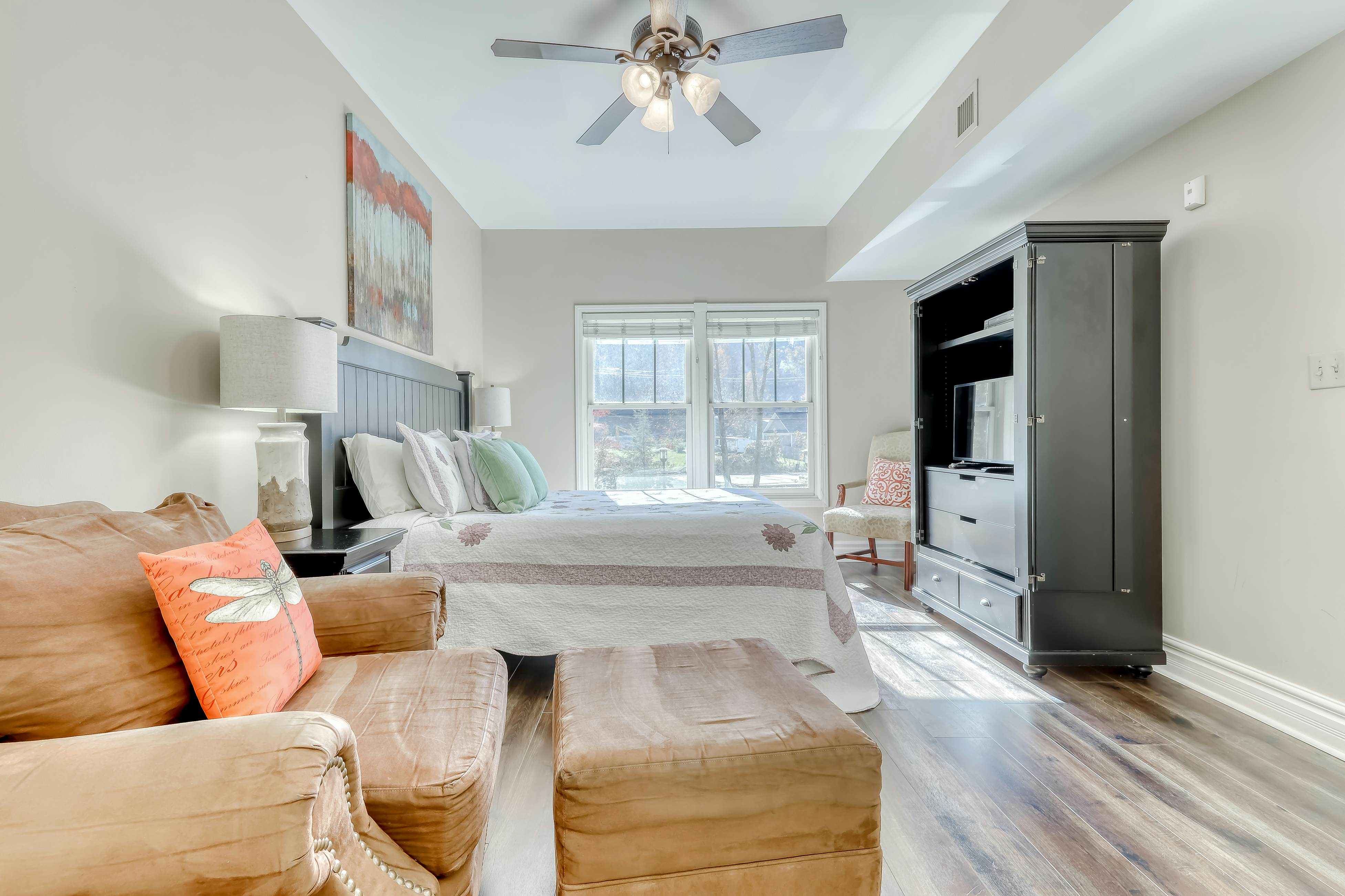 Cozy Downtown Condo, Sleeps 6・Hot Tub・Fitness Room