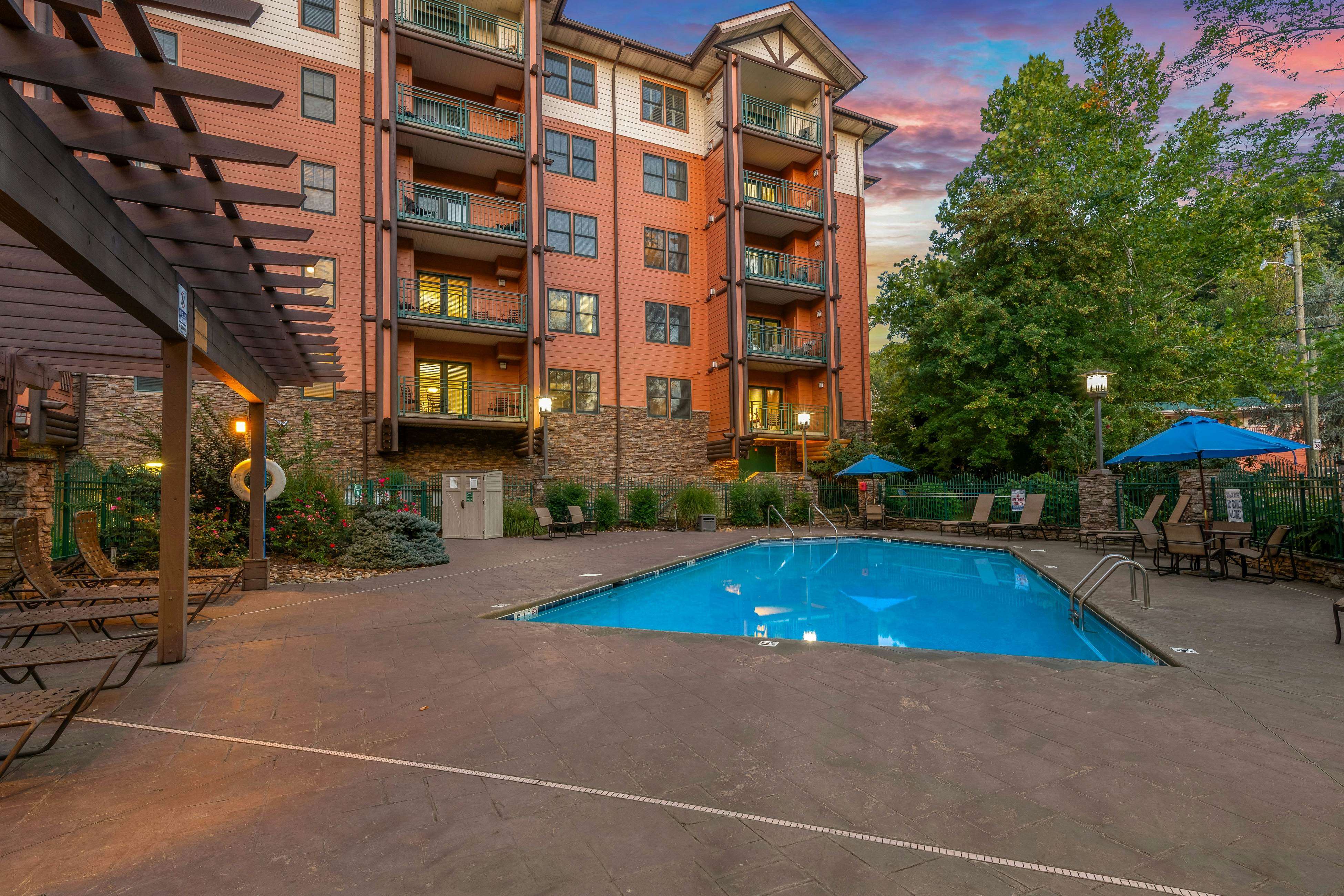 Cozy Downtown Condo, Sleeps 6・Hot Tub・Fitness Room