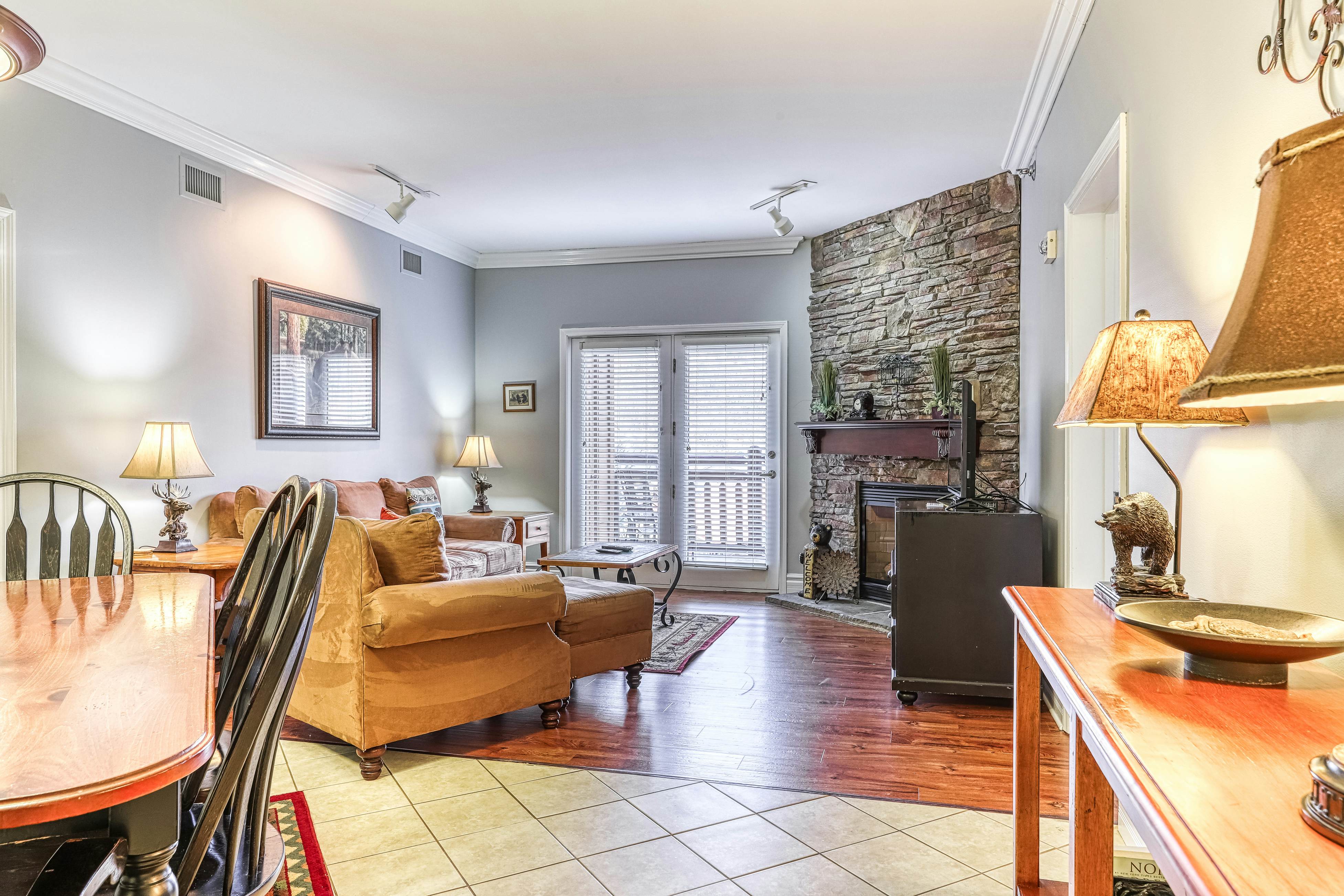 Relaxing Downtown Condo, Sleeps 6・Hot Tub・Gym