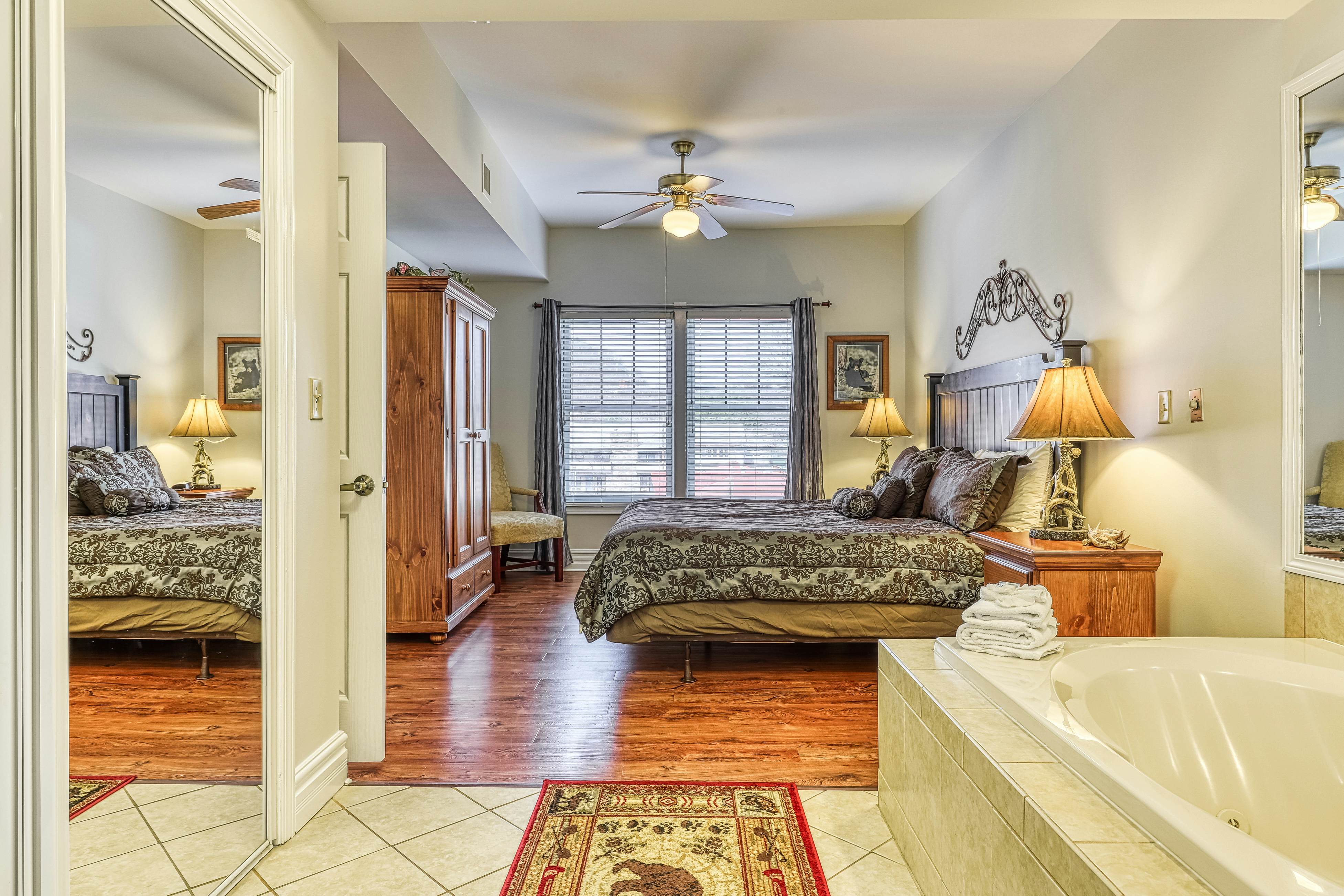 Relaxing Downtown Condo, Sleeps 6・Hot Tub・Gym