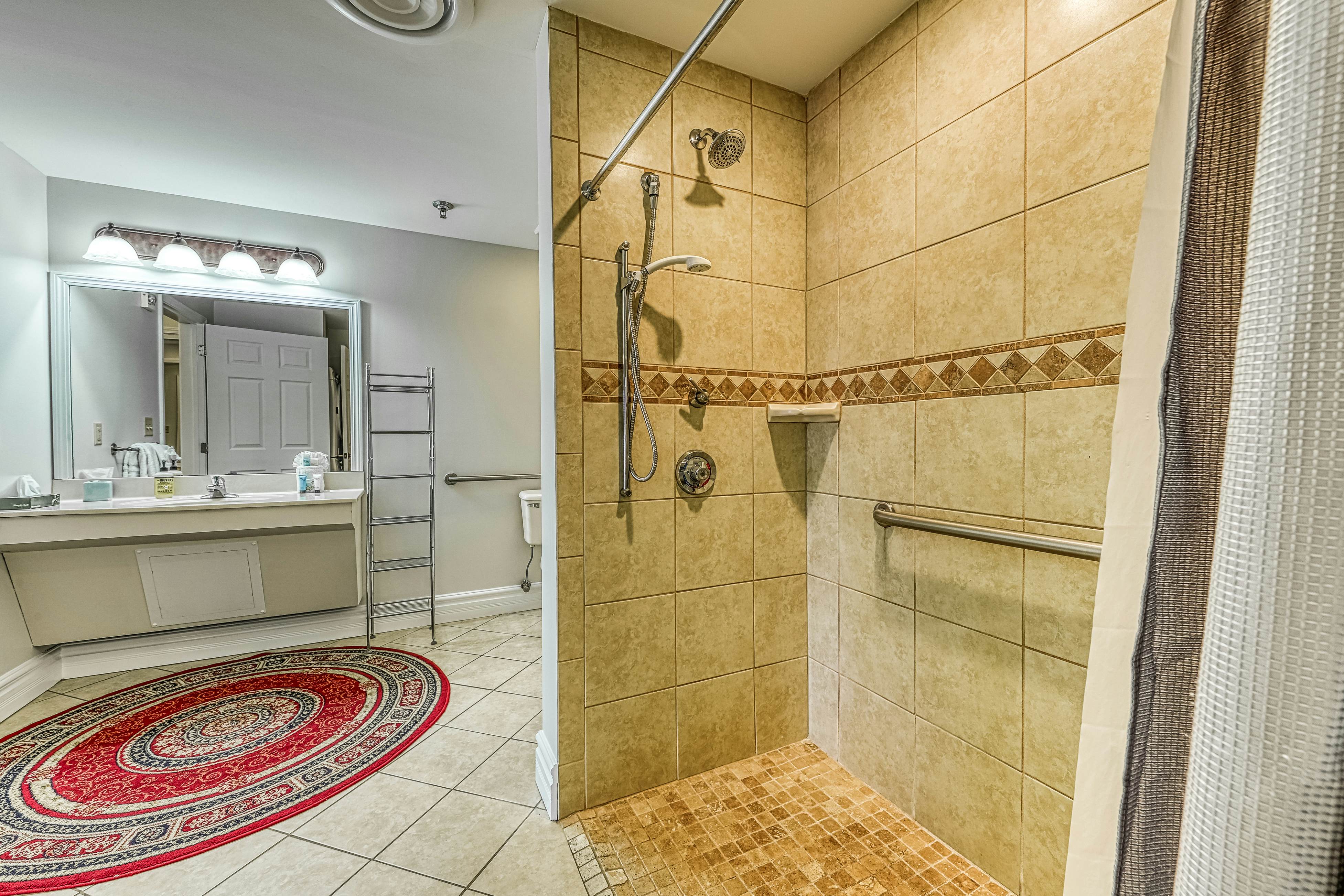 Relaxing Downtown Condo, Sleeps 6・Hot Tub・Gym