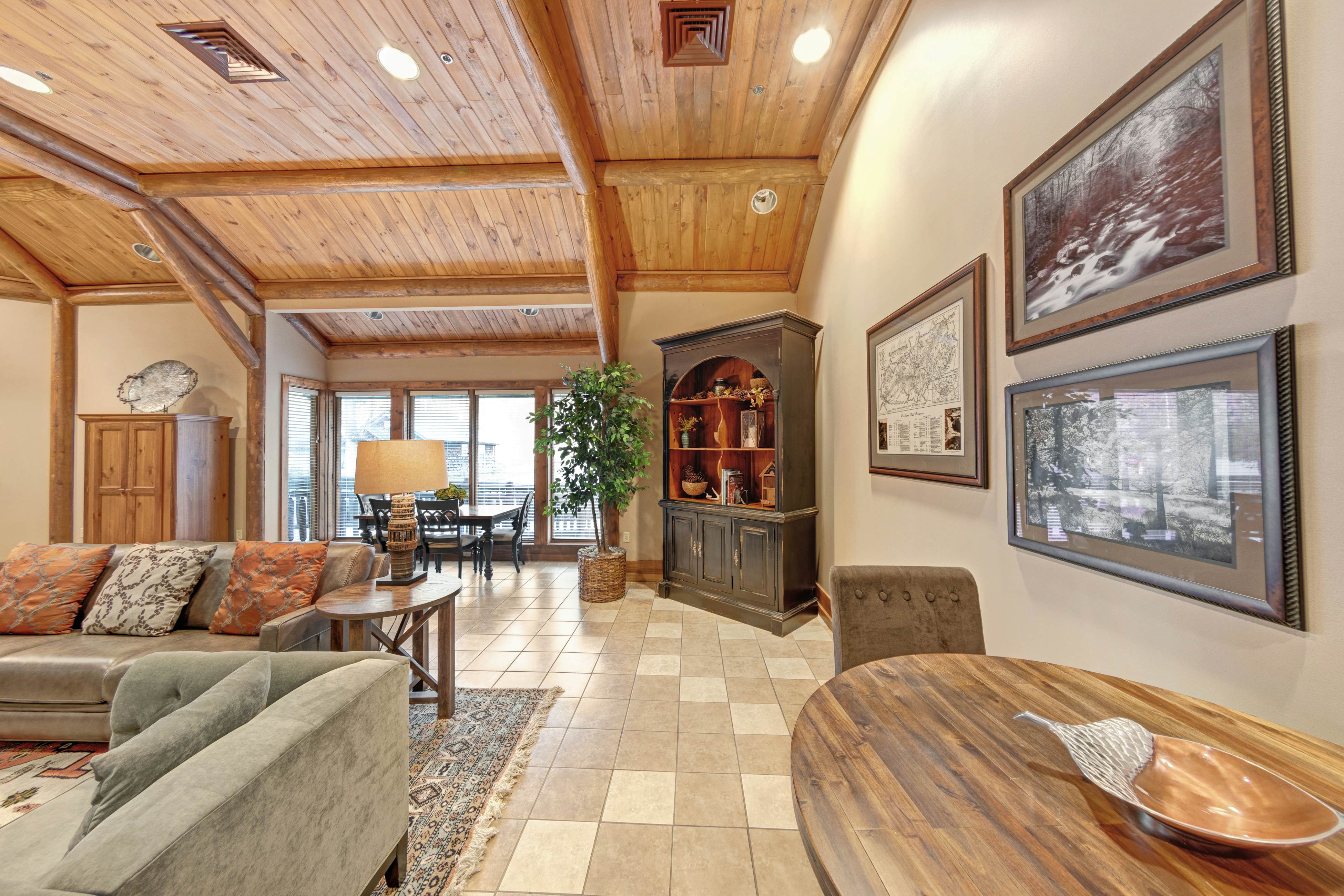 Relaxing Downtown Condo, Sleeps 6・Hot Tub・Gym