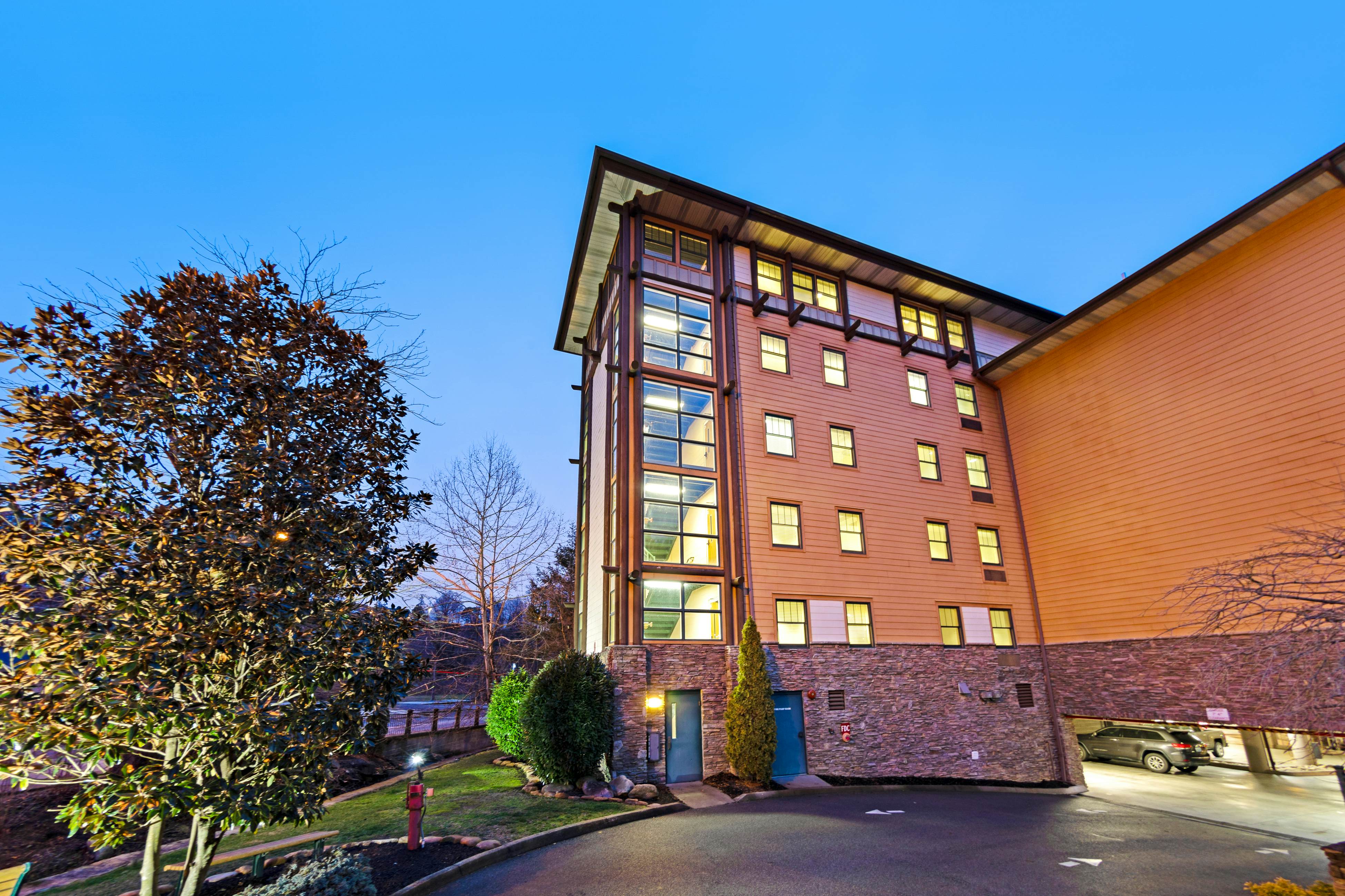 Relaxing Downtown Condo, Sleeps 6・Hot Tub・Gym