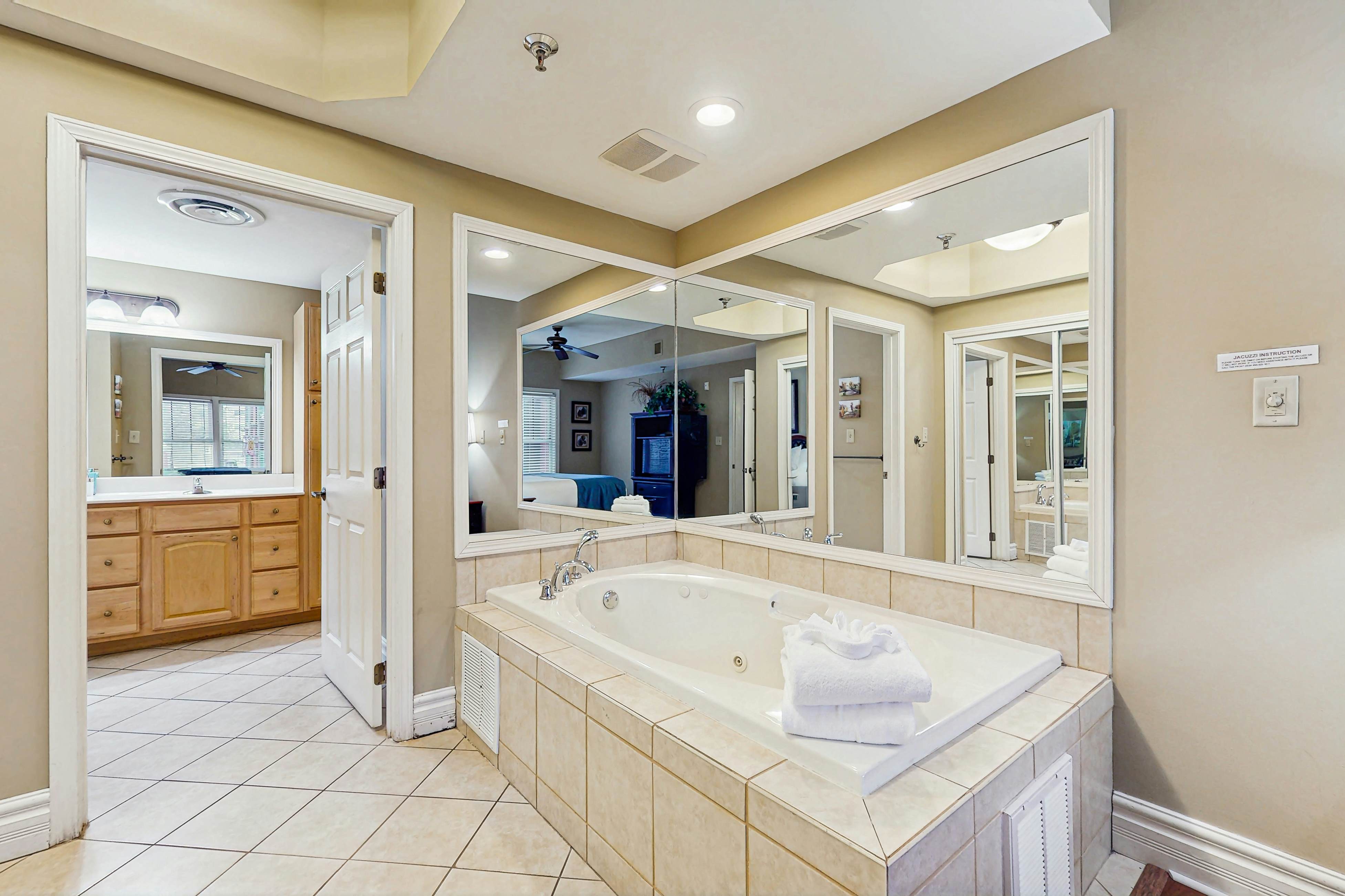 Well Decorated Luxe Condo, Sleeps 8・Near Downtown