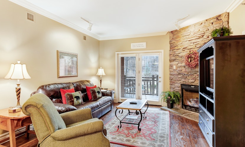 Polished Downtown Condo, Sleeps 8・Fireplace・Gym