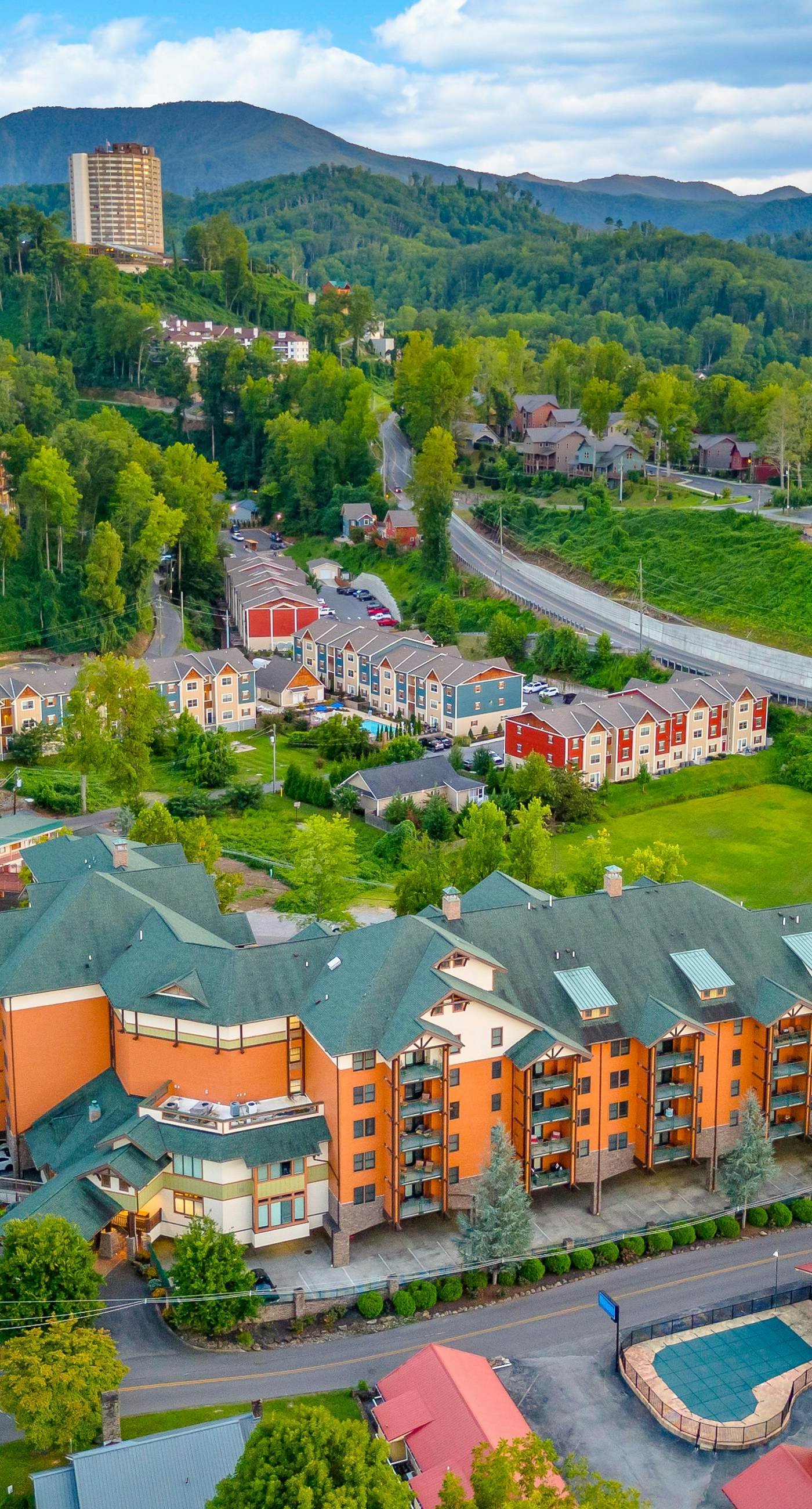 Polished Downtown Condo, Sleeps 8・Fireplace・Gym