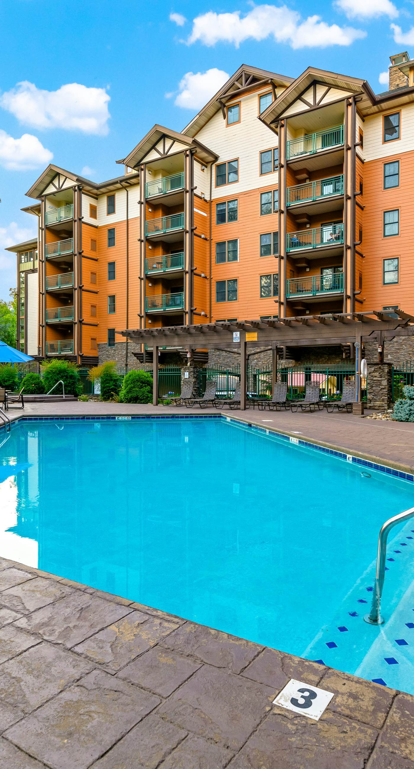 Polished Downtown Condo, Sleeps 8・Fireplace・Gym