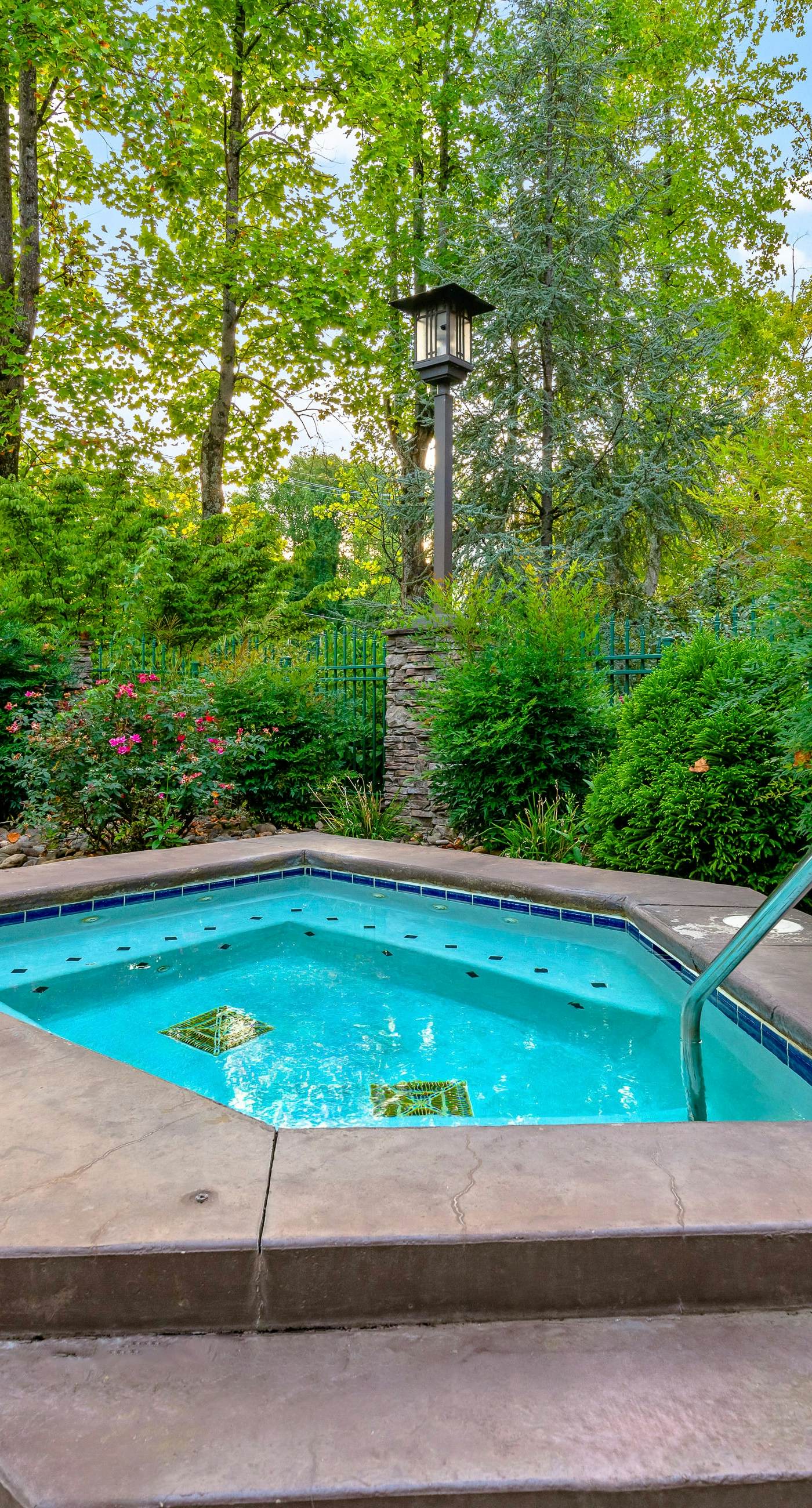 Polished Downtown Condo, Sleeps 8・Fireplace・Gym