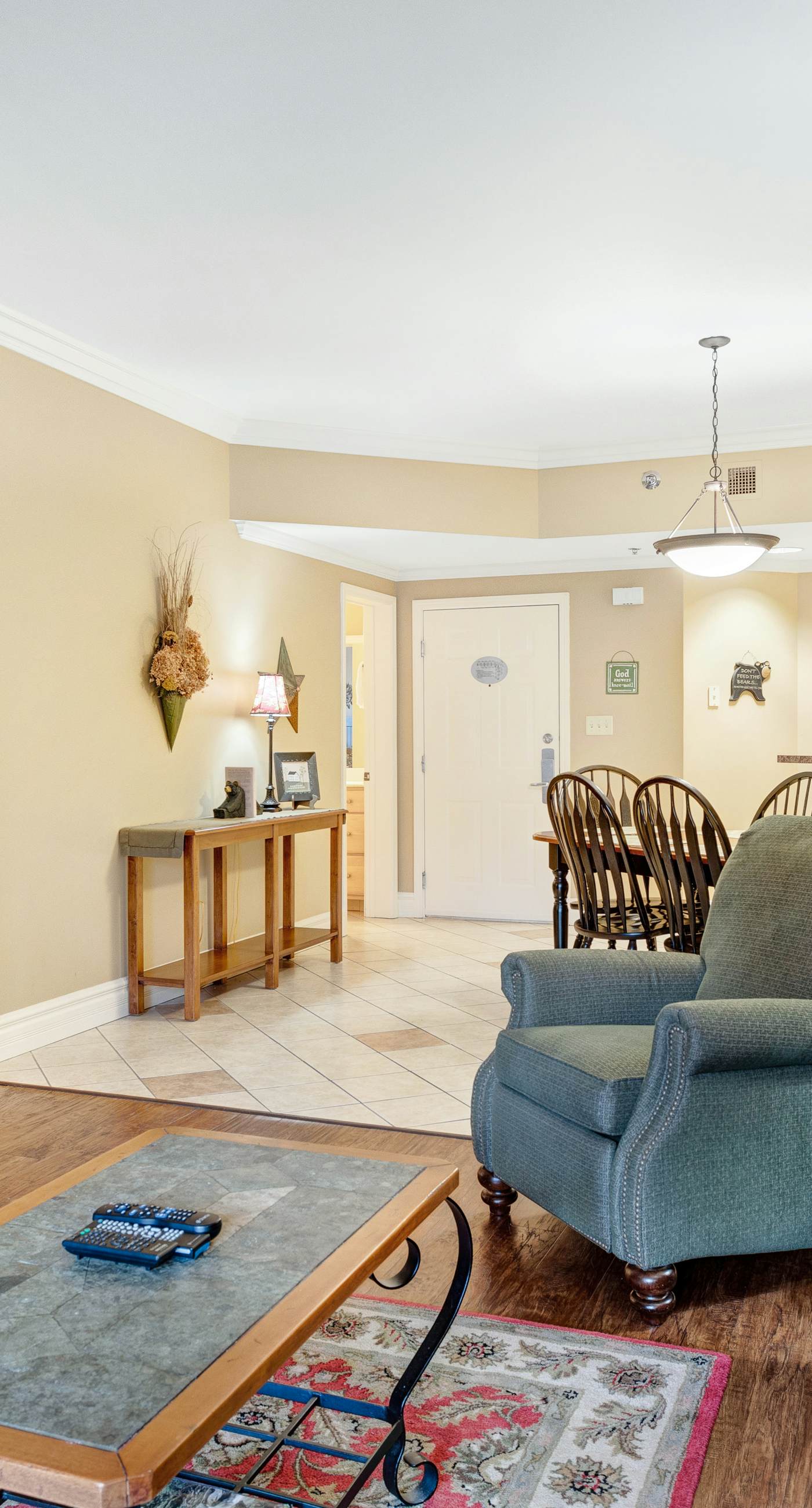 Polished Downtown Condo, Sleeps 8・Fireplace・Gym