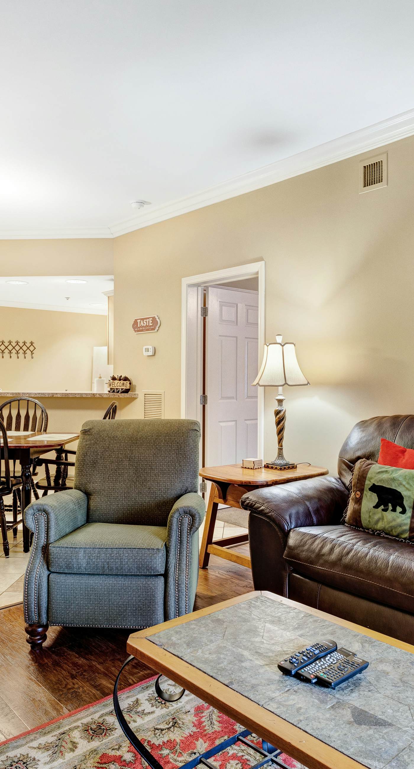 Polished Downtown Condo, Sleeps 8・Fireplace・Gym