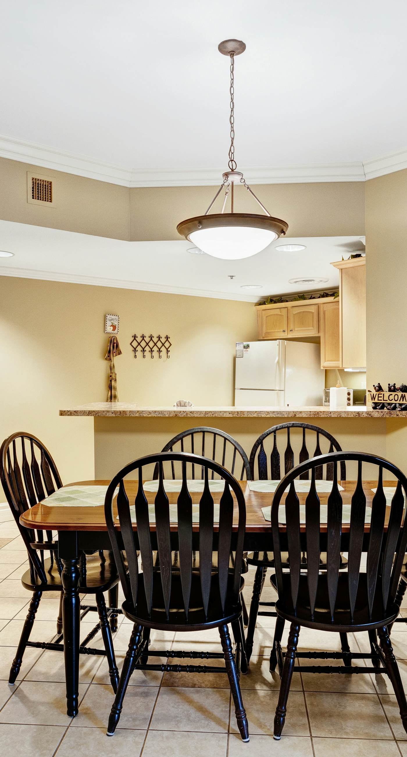 Polished Downtown Condo, Sleeps 8・Fireplace・Gym