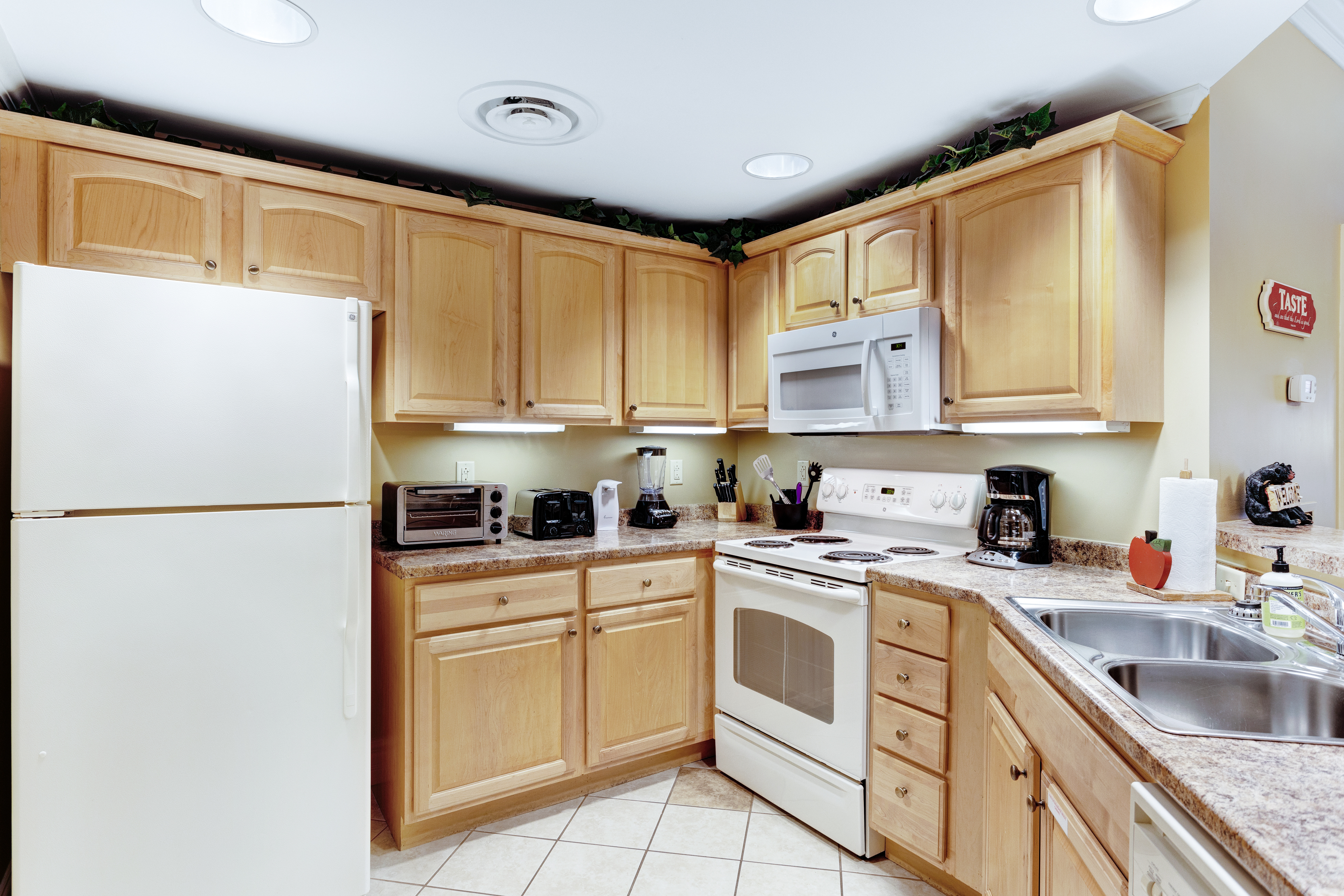 Polished Downtown Condo, Sleeps 8・Fireplace・Gym