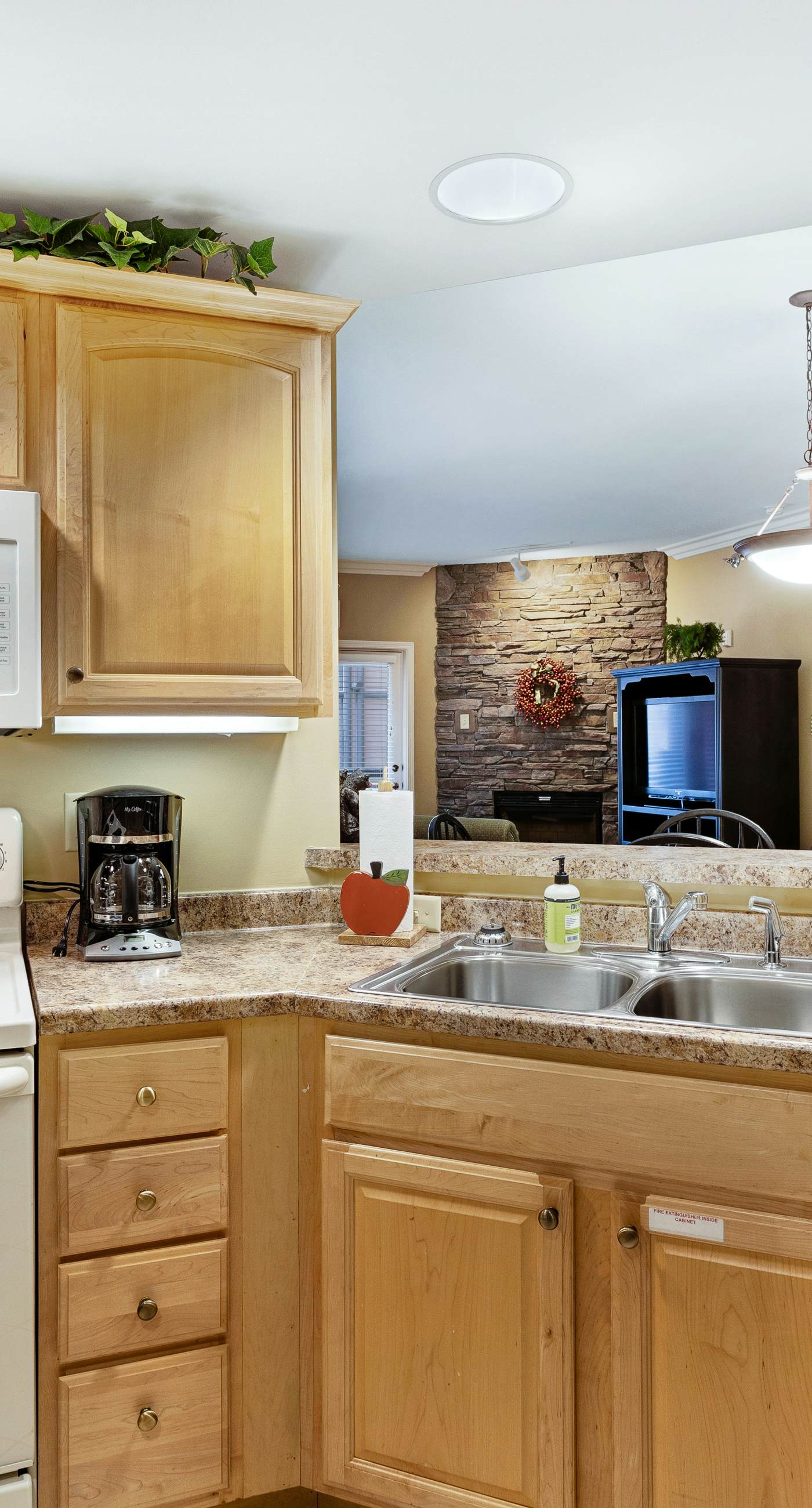 Polished Downtown Condo, Sleeps 8・Fireplace・Gym