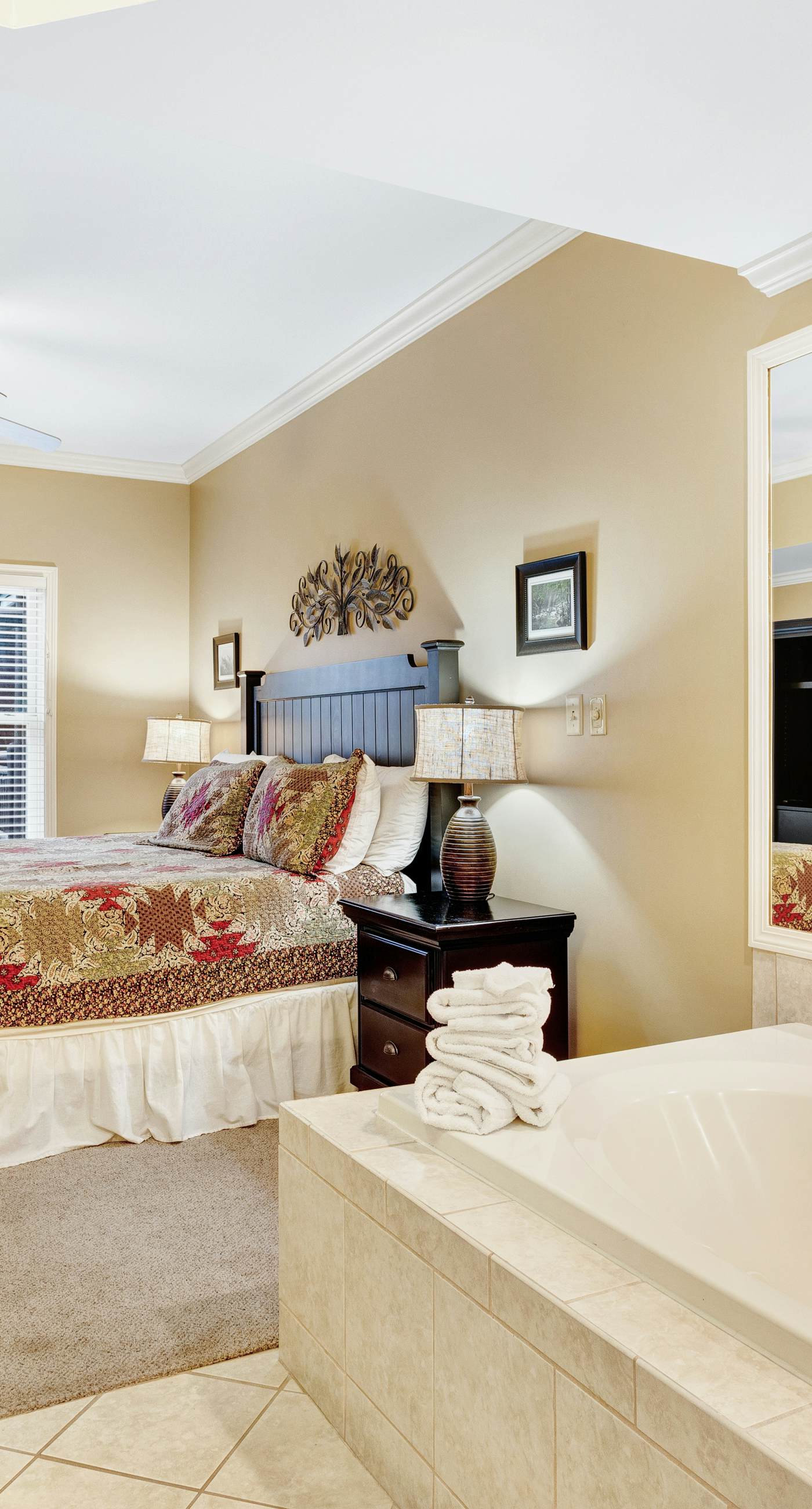 Polished Downtown Condo, Sleeps 8・Fireplace・Gym