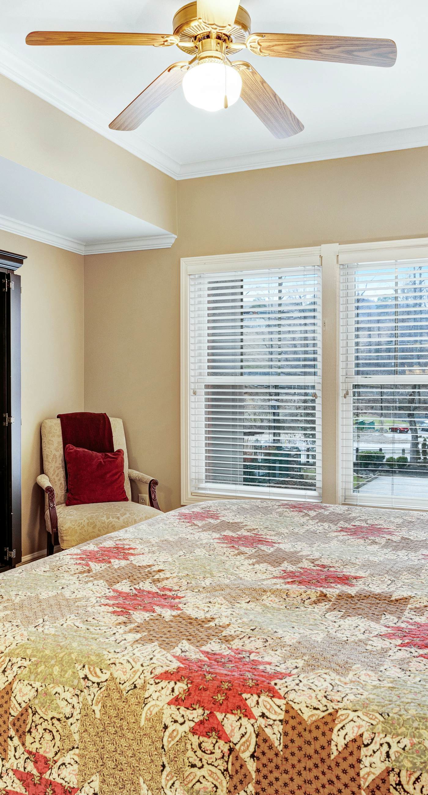 Polished Downtown Condo, Sleeps 8・Fireplace・Gym