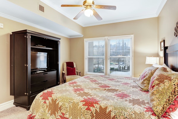 Polished Downtown Condo, Sleeps 8・Fireplace・Gym