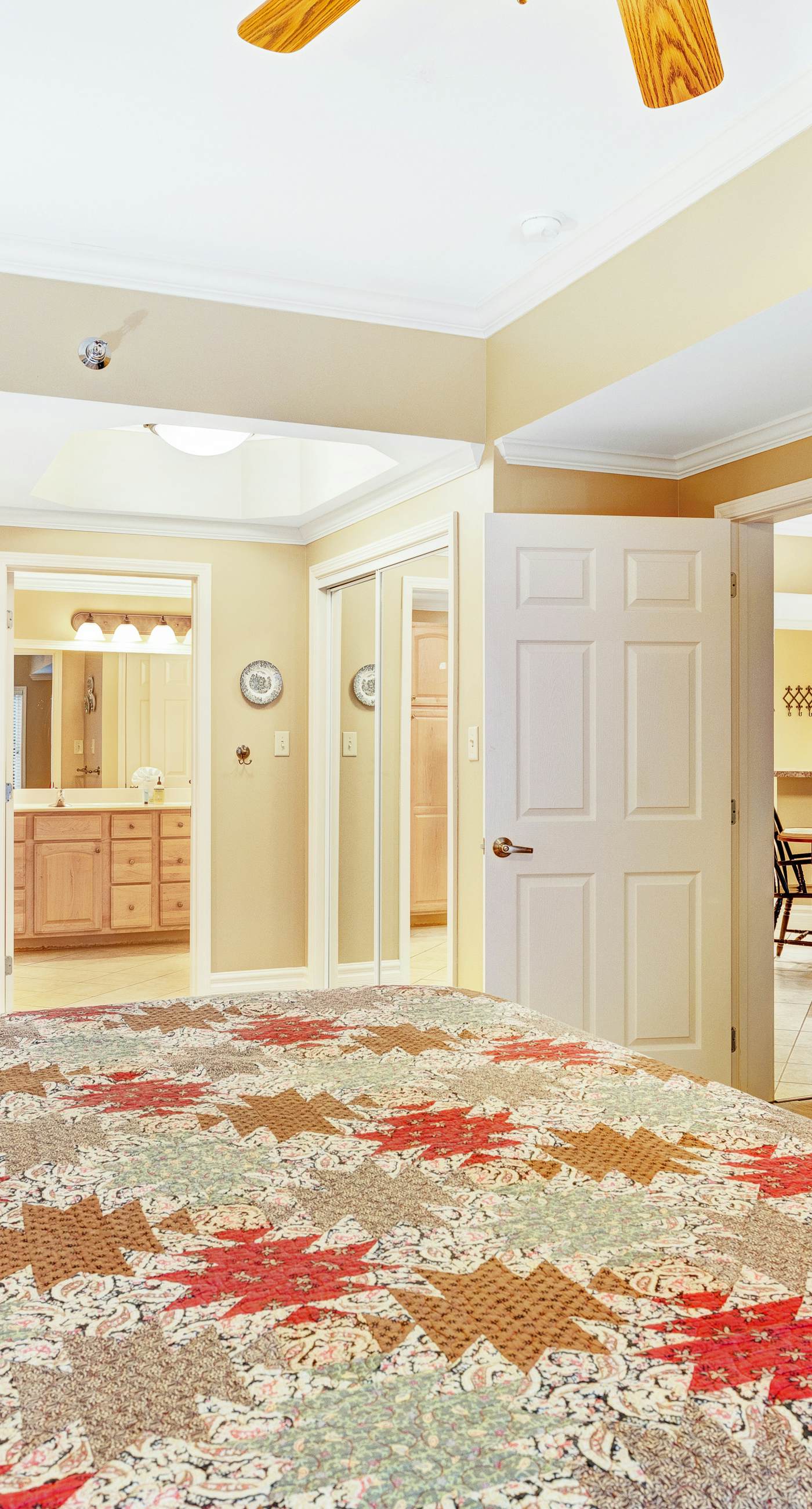 Polished Downtown Condo, Sleeps 8・Fireplace・Gym