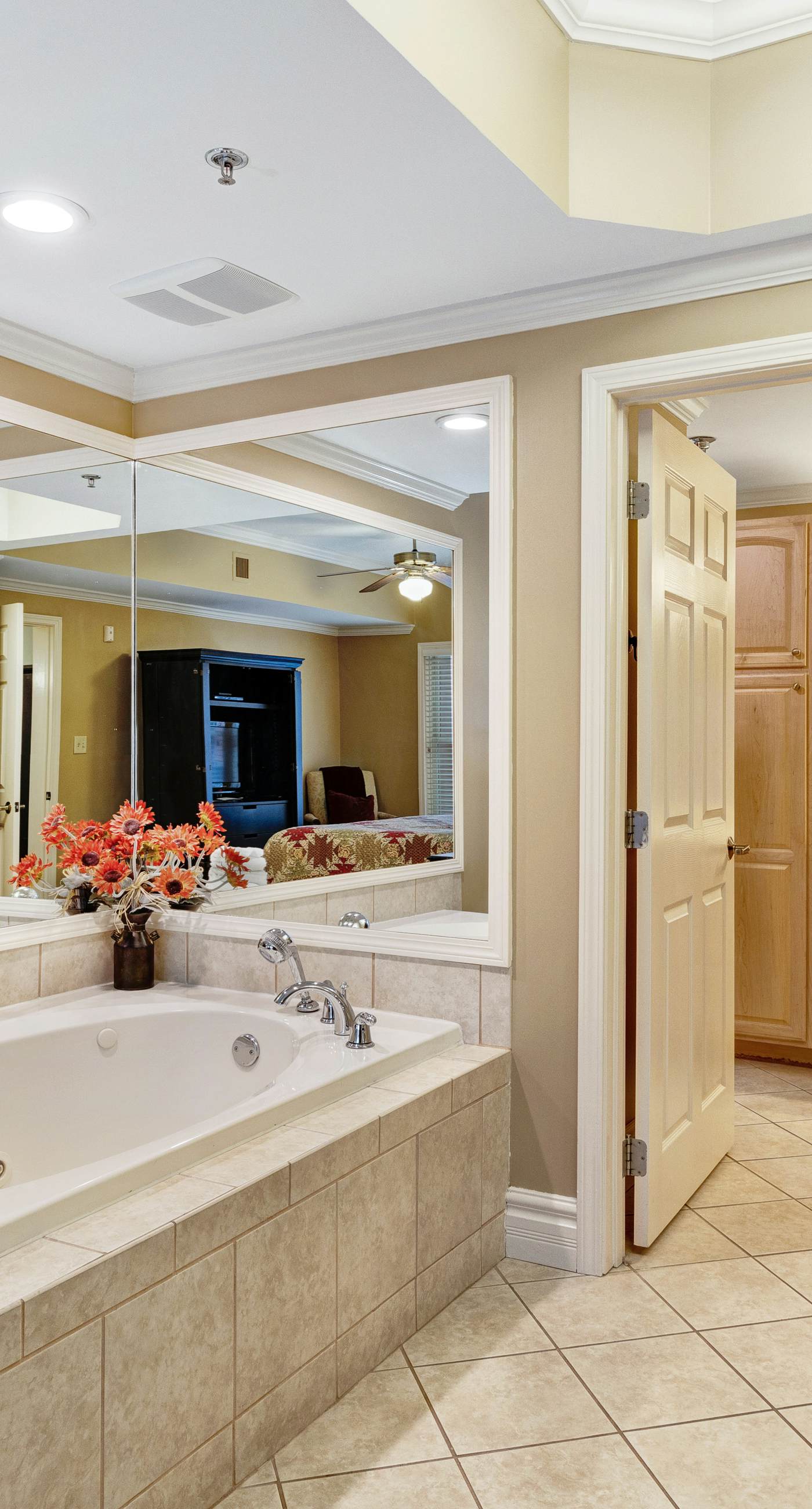 Polished Downtown Condo, Sleeps 8・Fireplace・Gym