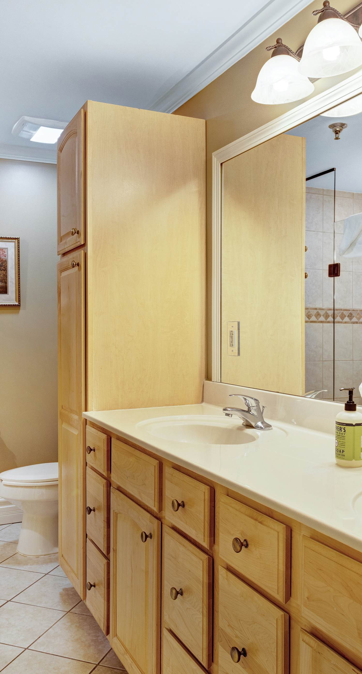 Polished Downtown Condo, Sleeps 8・Fireplace・Gym