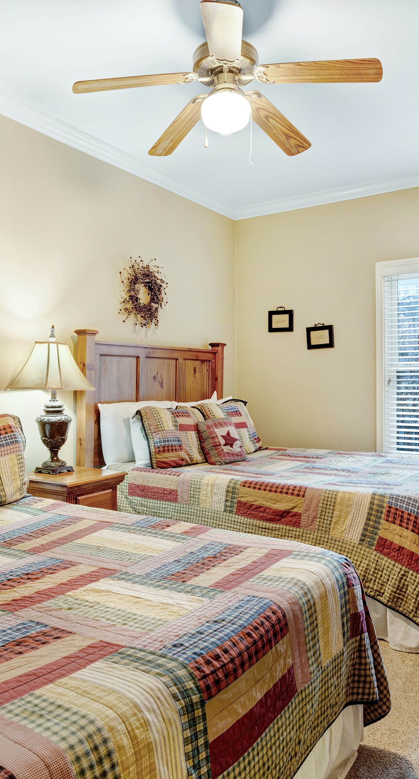 Polished Downtown Condo, Sleeps 8・Fireplace・Gym