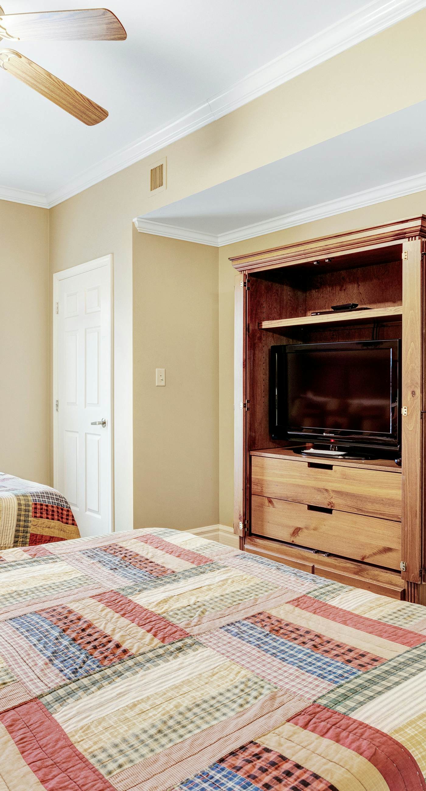 Polished Downtown Condo, Sleeps 8・Fireplace・Gym