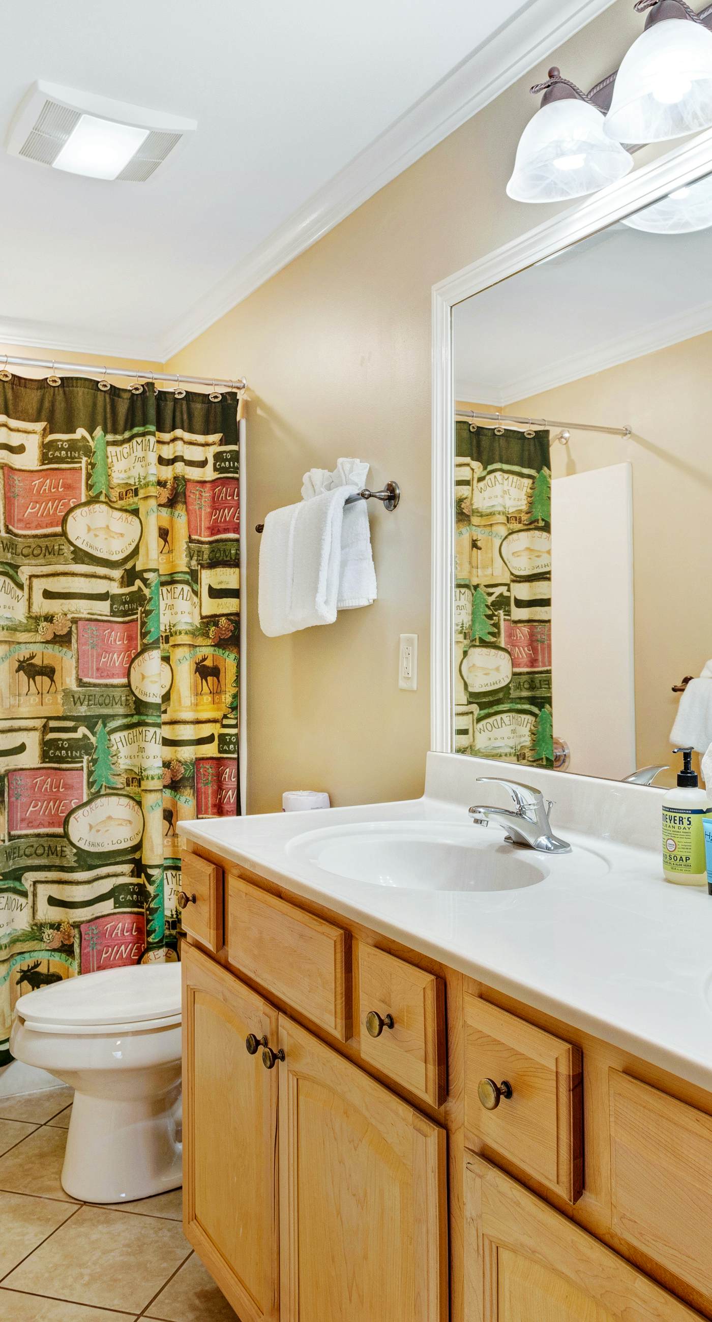 Polished Downtown Condo, Sleeps 8・Fireplace・Gym