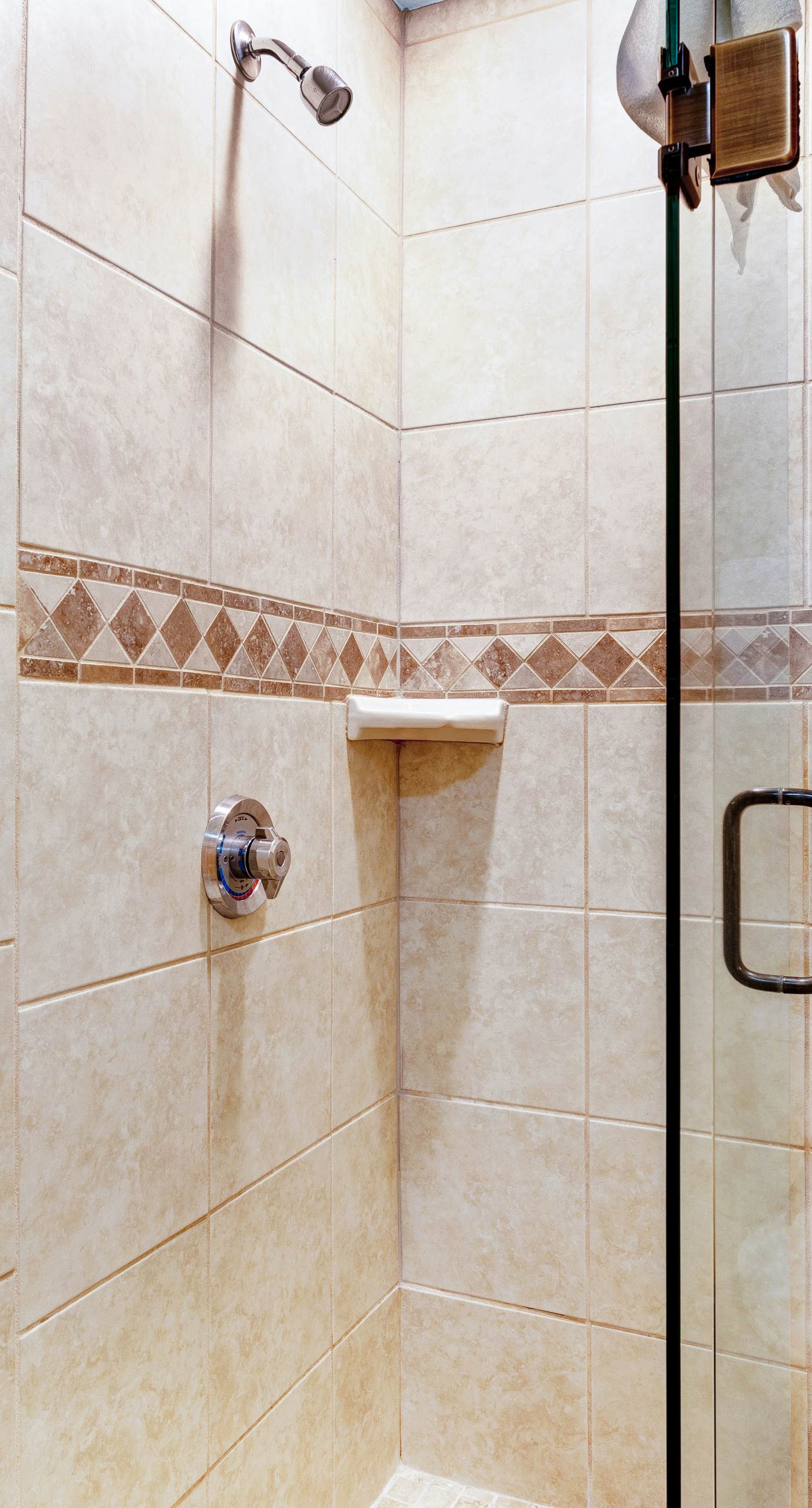 Polished Downtown Condo, Sleeps 8・Fireplace・Gym