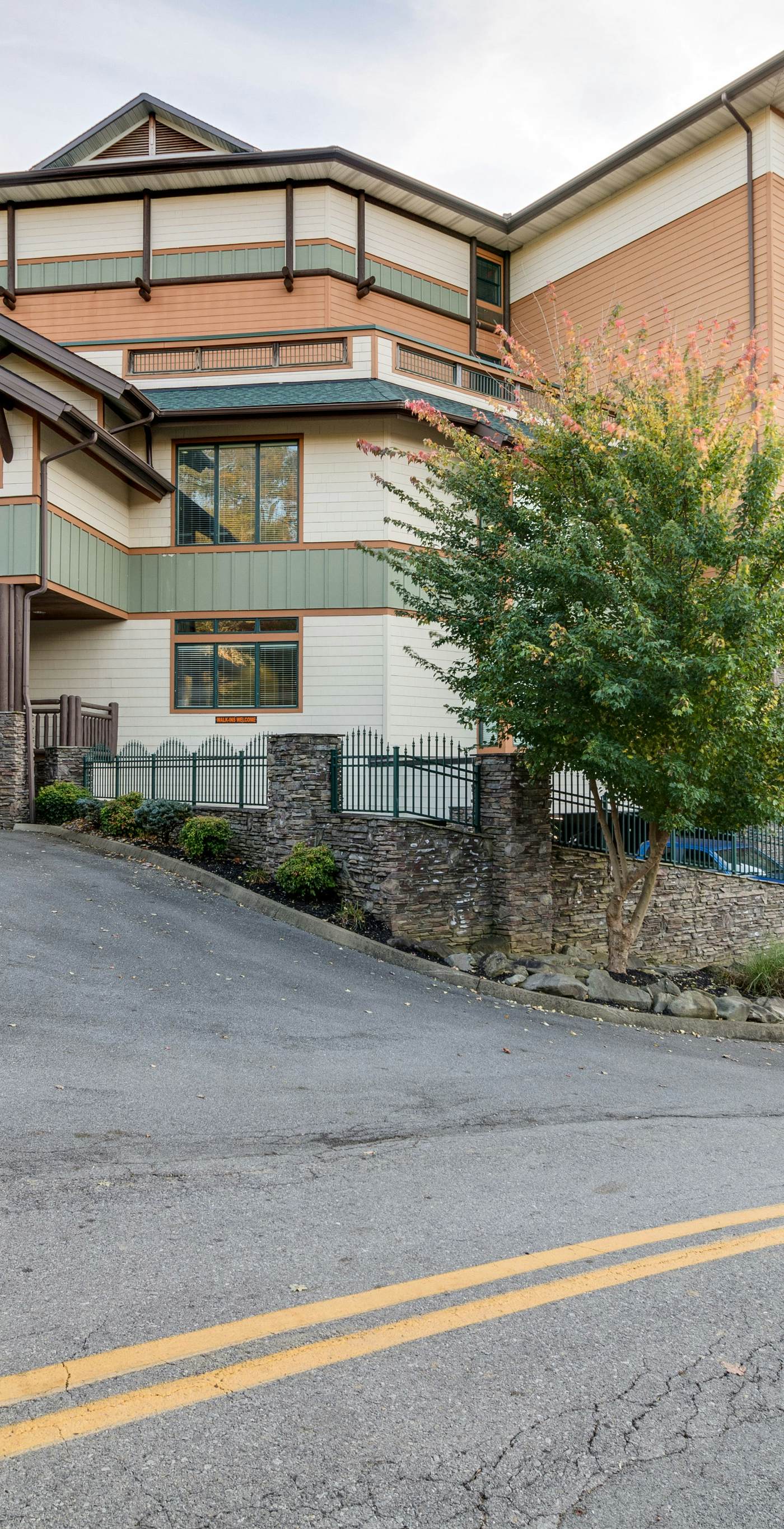 Polished Downtown Condo, Sleeps 8・Fireplace・Gym