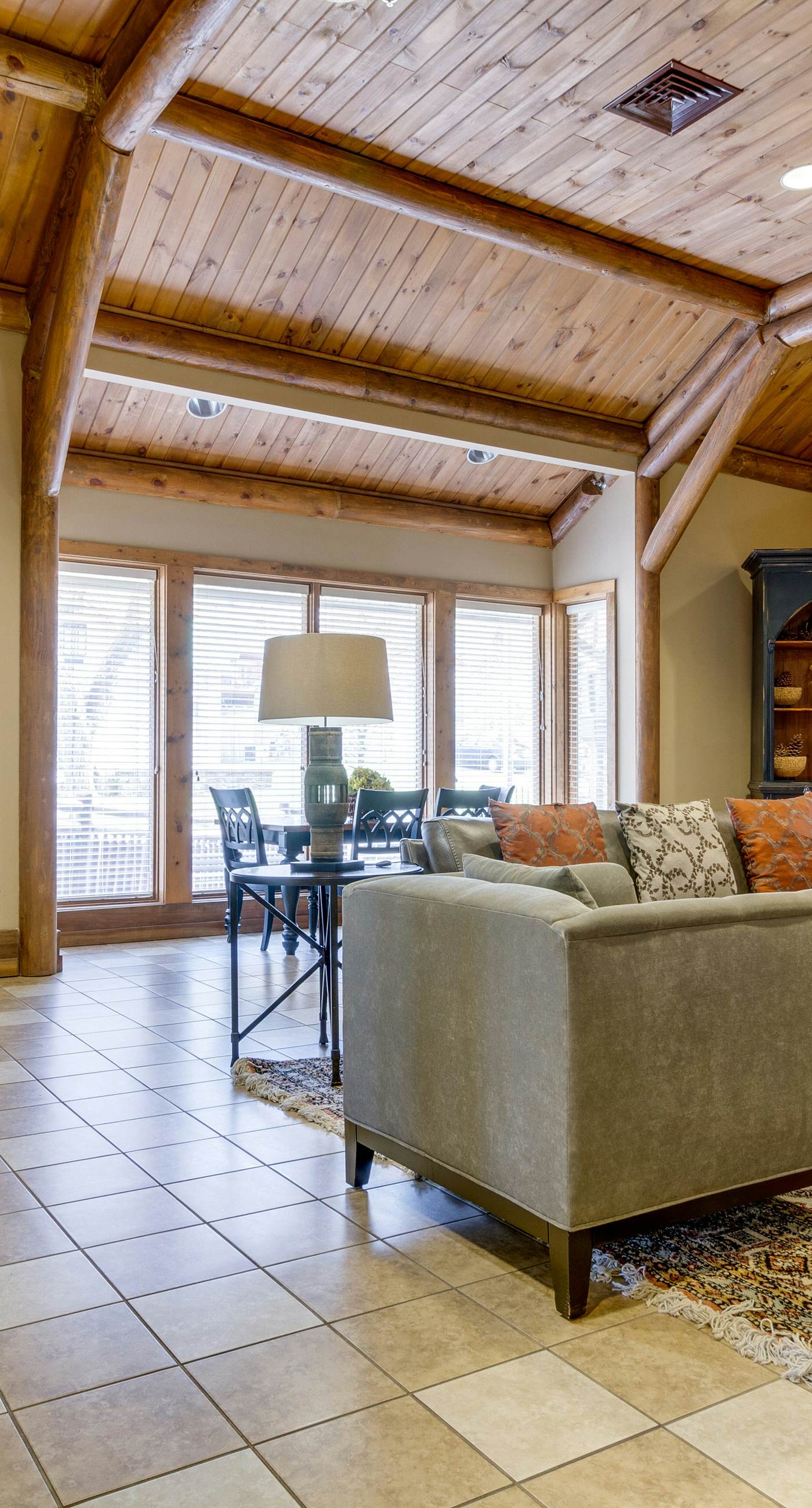 Polished Downtown Condo, Sleeps 8・Fireplace・Gym