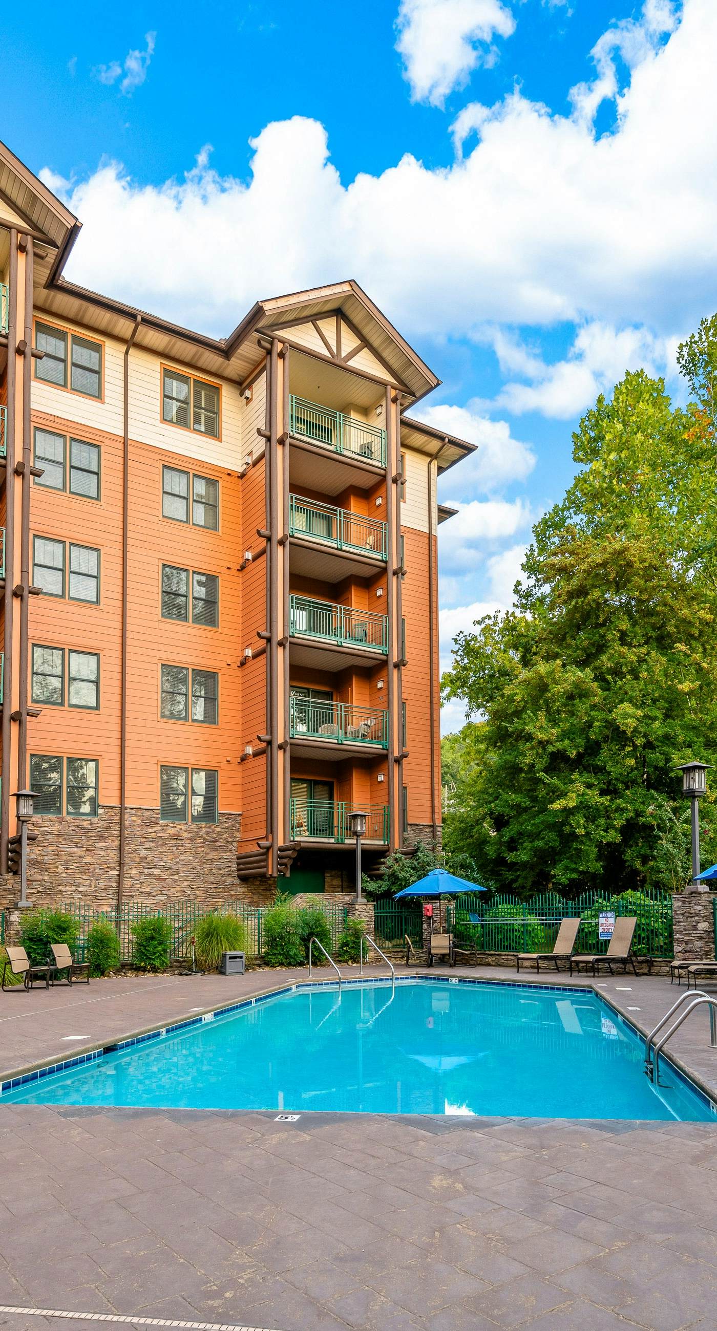 Polished Downtown Condo, Sleeps 8・Fireplace・Gym