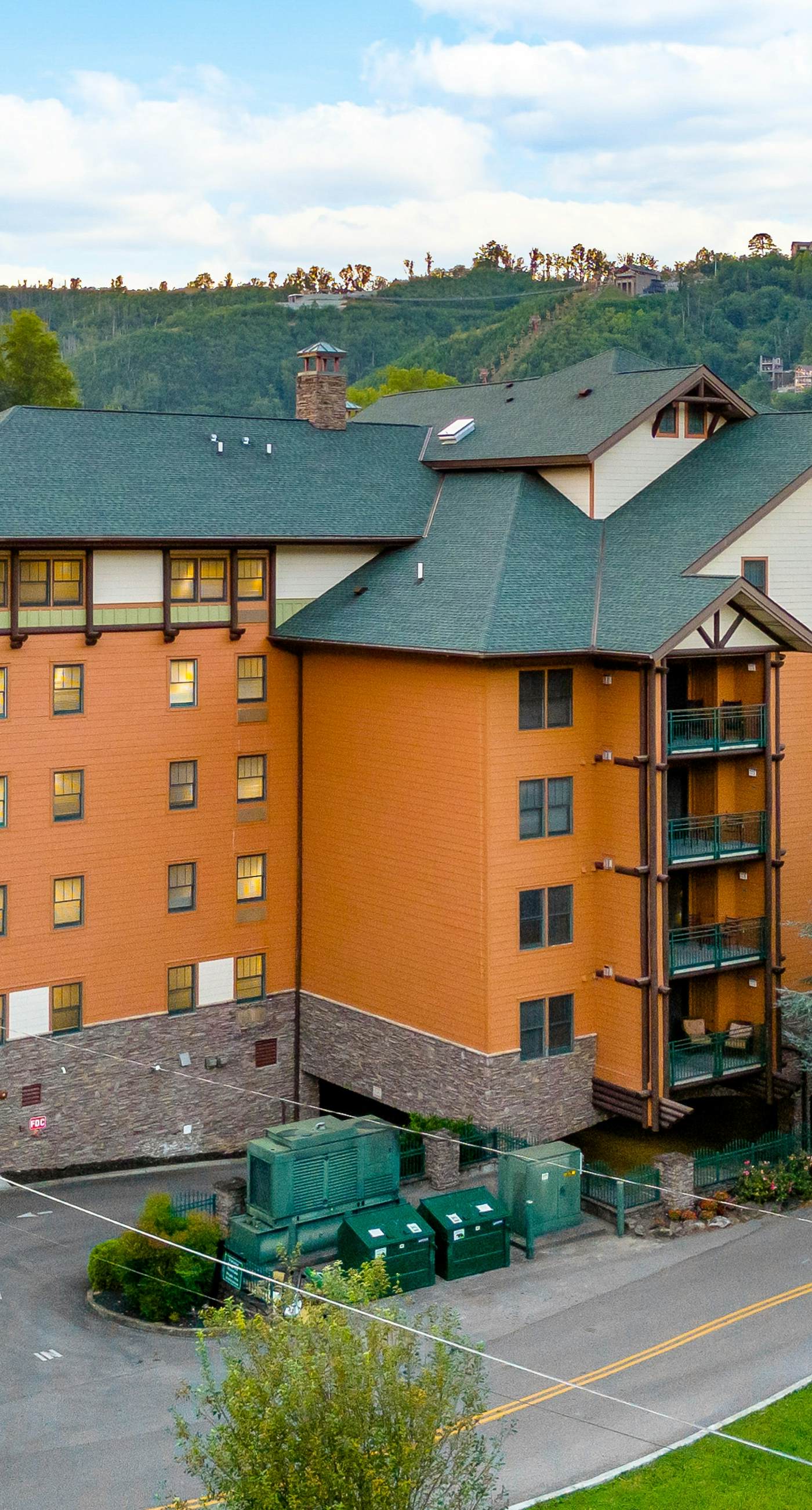 Polished Downtown Condo, Sleeps 8・Fireplace・Gym