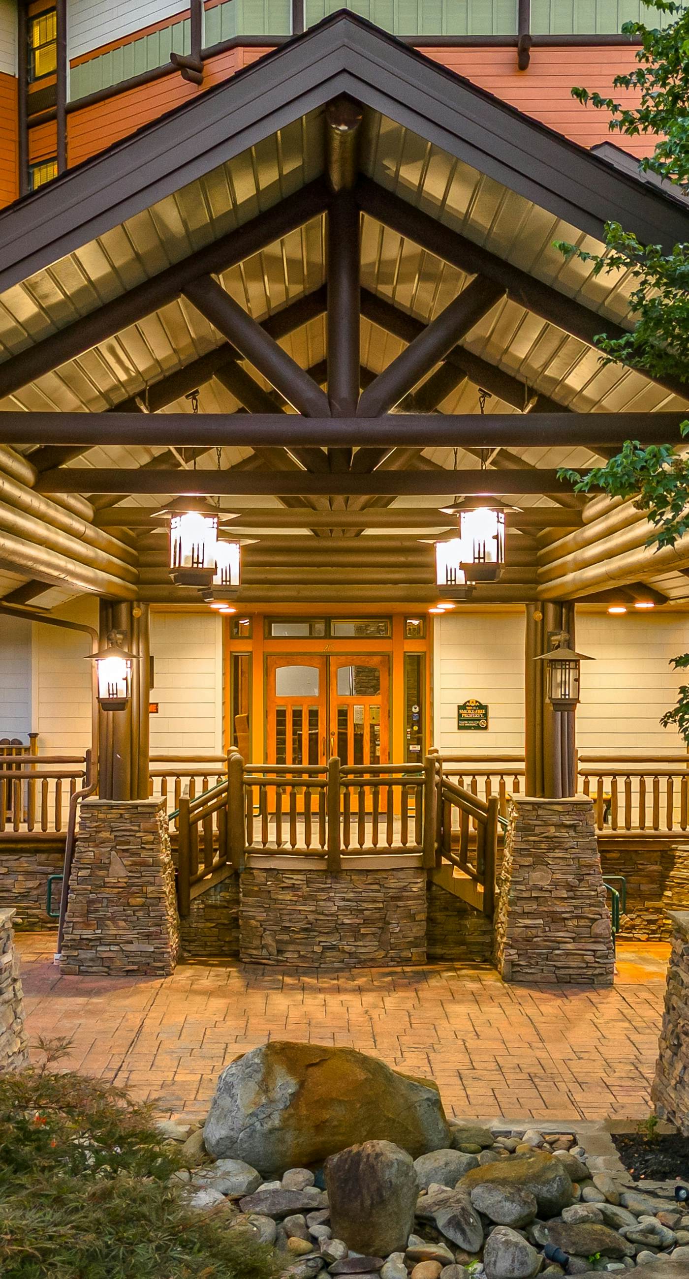 Polished Downtown Condo, Sleeps 8・Fireplace・Gym