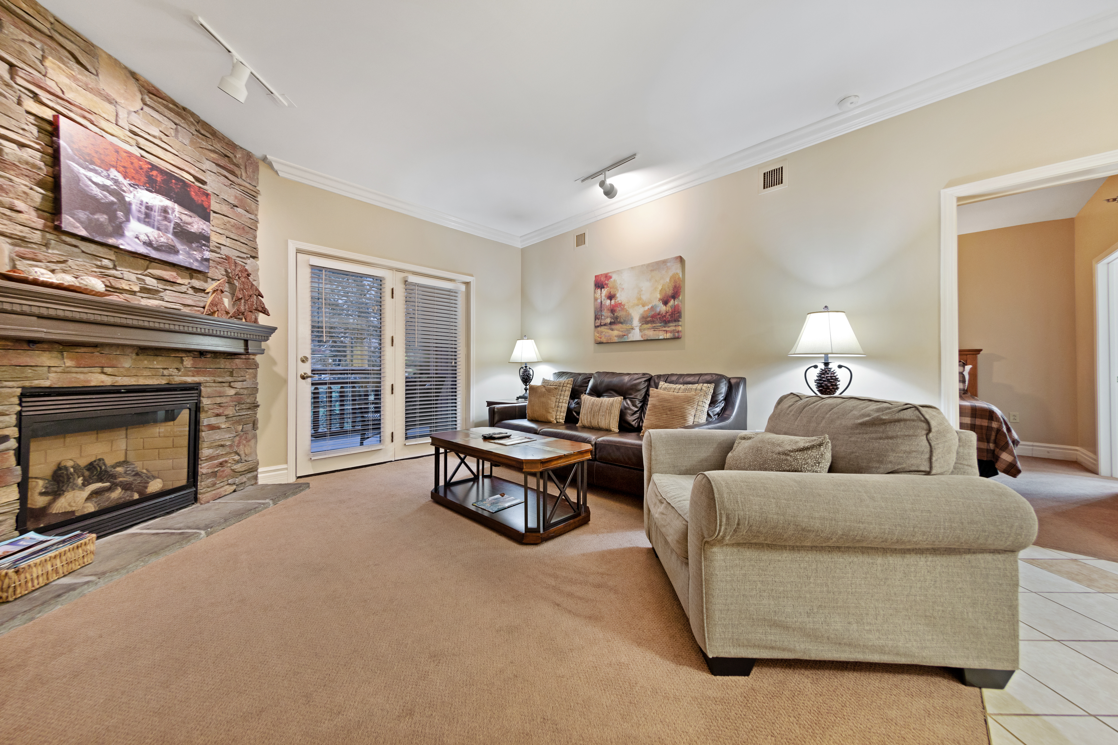 Downtown Condo, Sleeps 6・Fireplace・Hot Tub