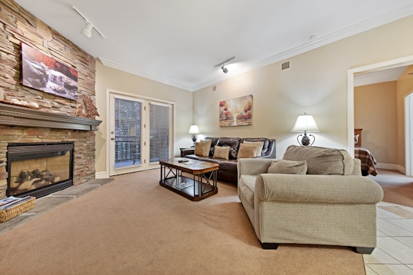 Downtown Condo, Sleeps 6・Fireplace・Hot Tub