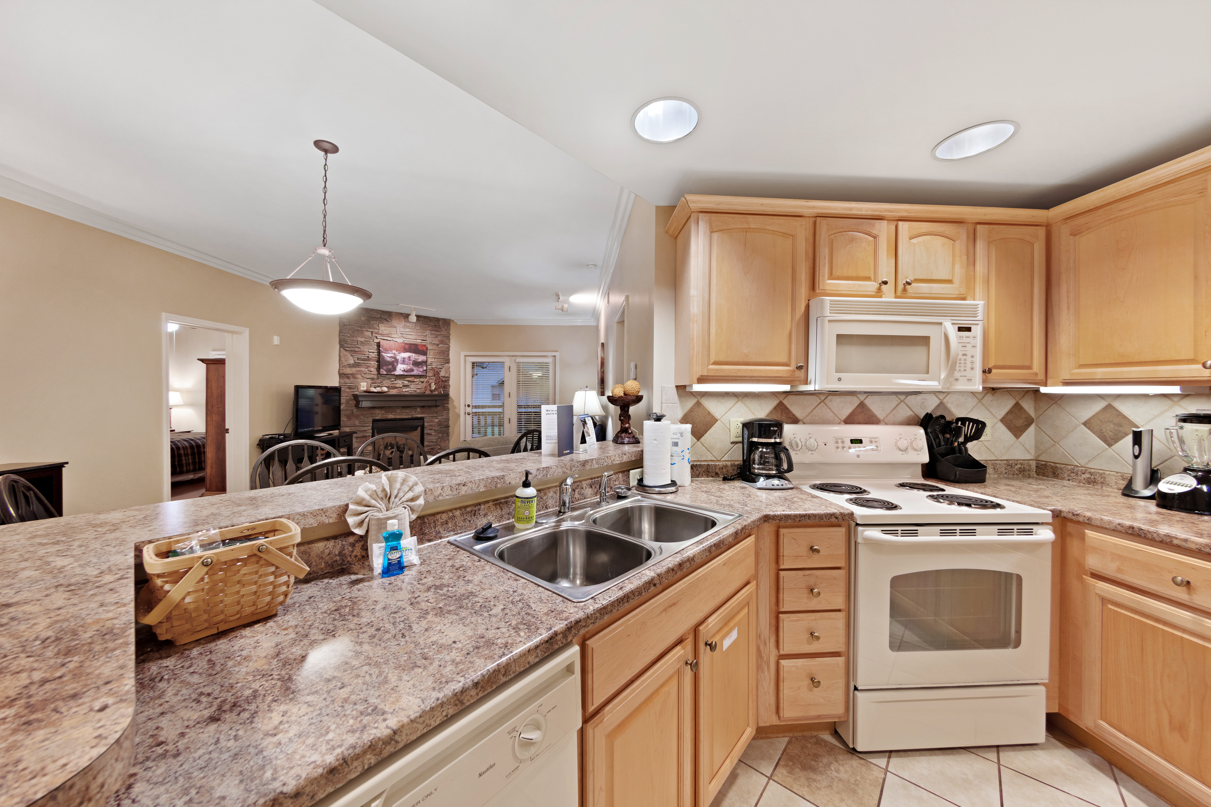 Downtown Condo, Sleeps 6・Fireplace・Hot Tub