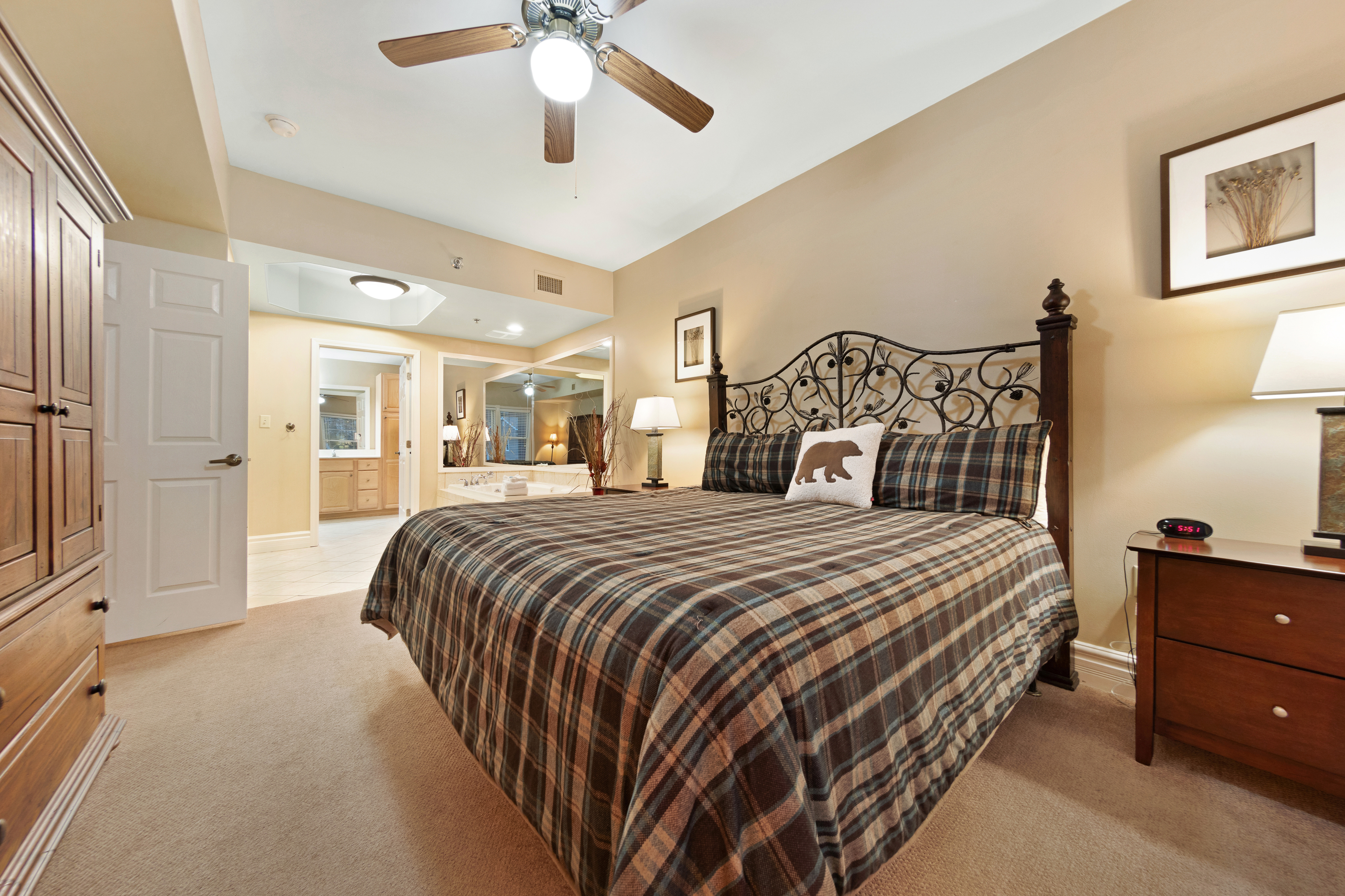 Downtown Condo, Sleeps 6・Fireplace・Hot Tub