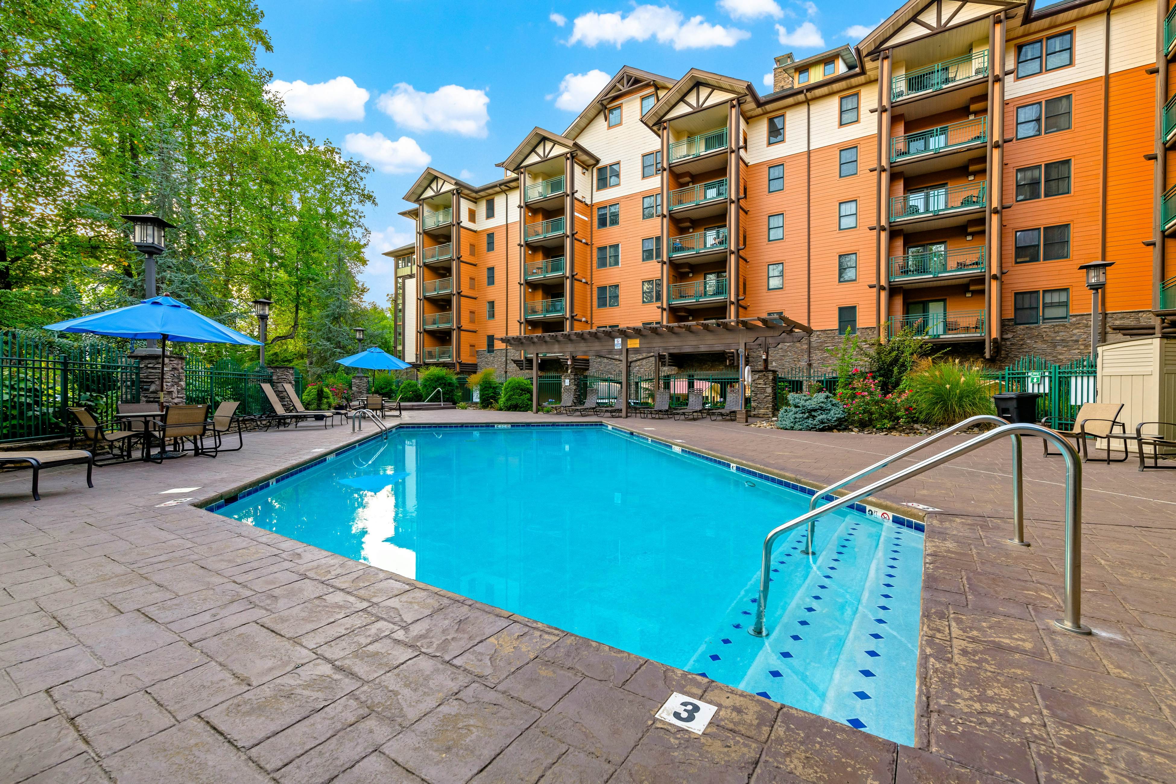 Luxe Downtown Condo, Sleeps 6・Fireplace・Jetted Tub