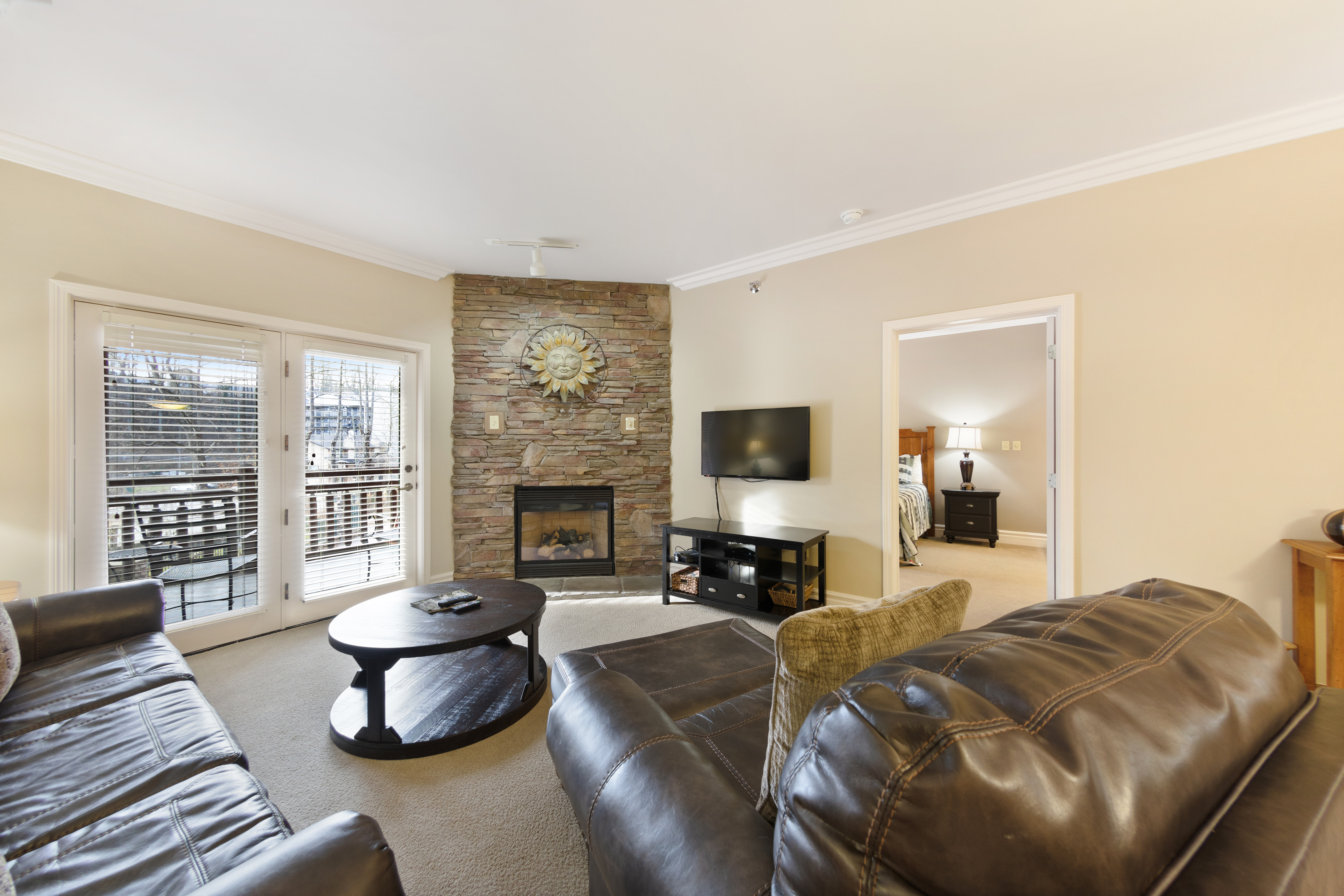 Luxe Downtown Condo, Sleeps 6・Fireplace・Jetted Tub