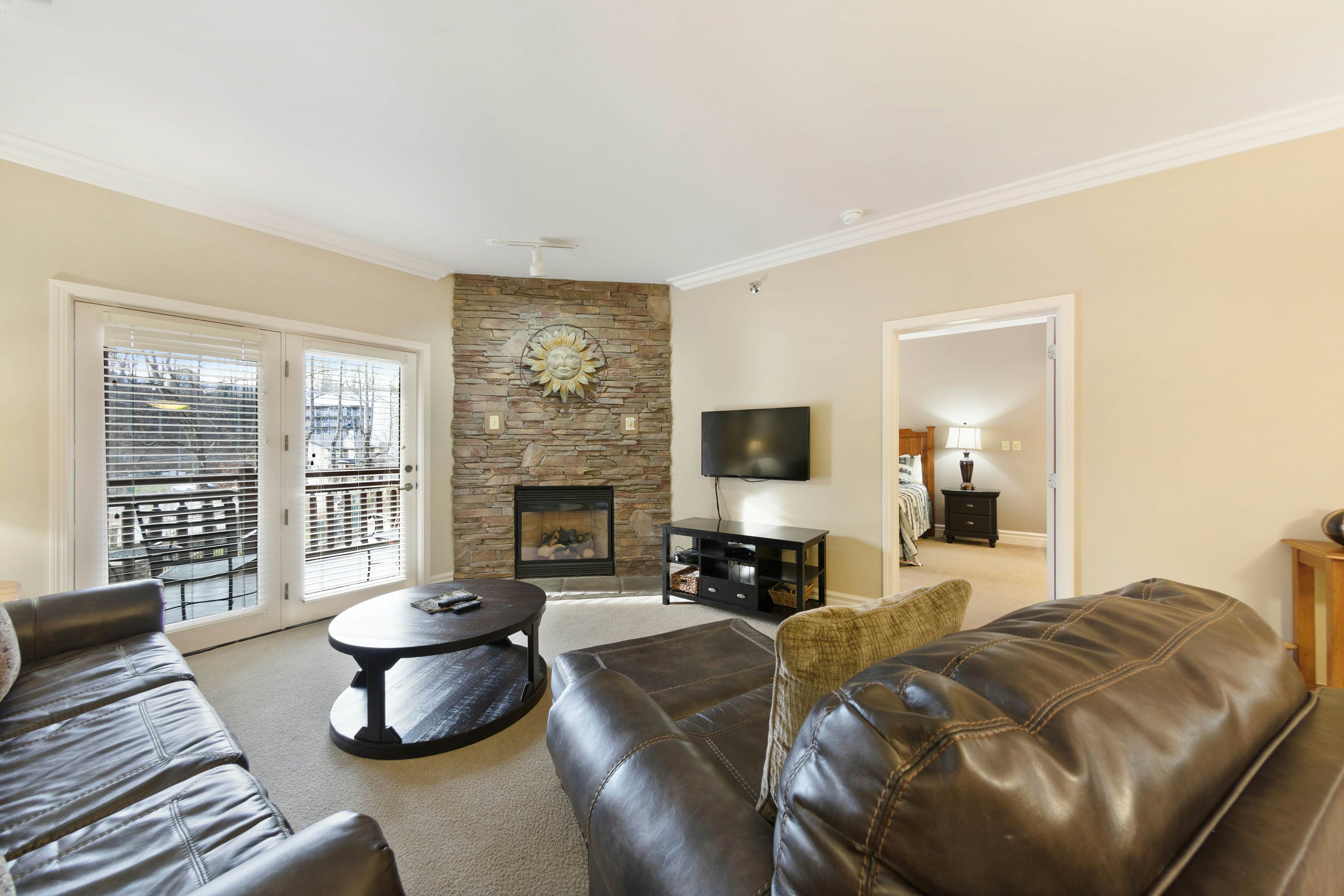 Luxe Downtown Condo, Sleeps 6・Fireplace・Jetted Tub