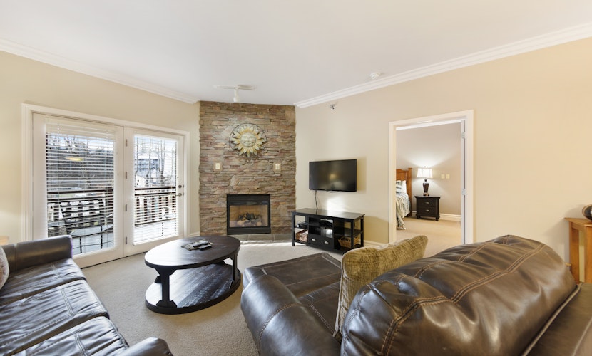 Luxe Downtown Condo, Sleeps 6・Fireplace・Jetted Tub