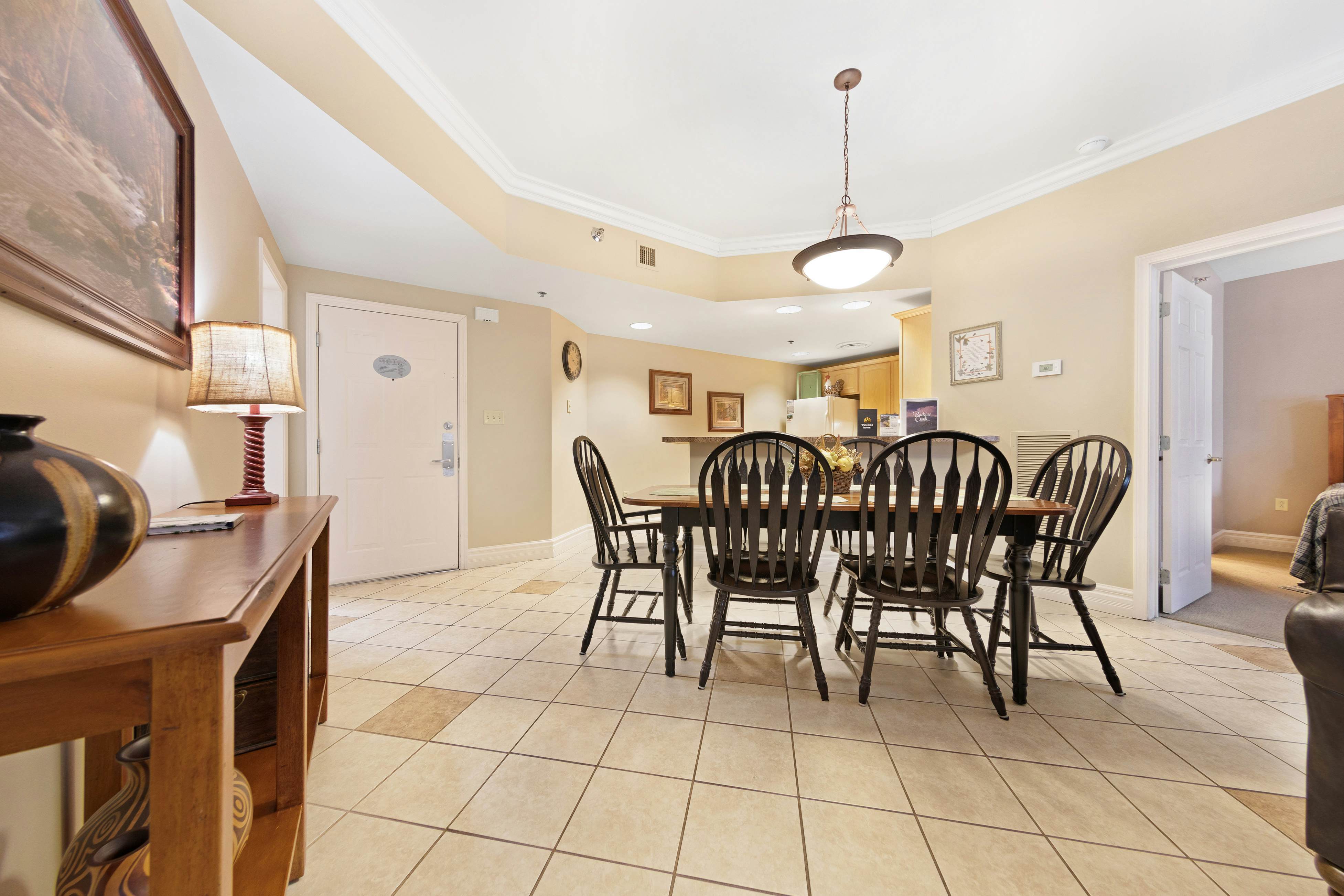 Luxe Downtown Condo, Sleeps 6・Fireplace・Jetted Tub