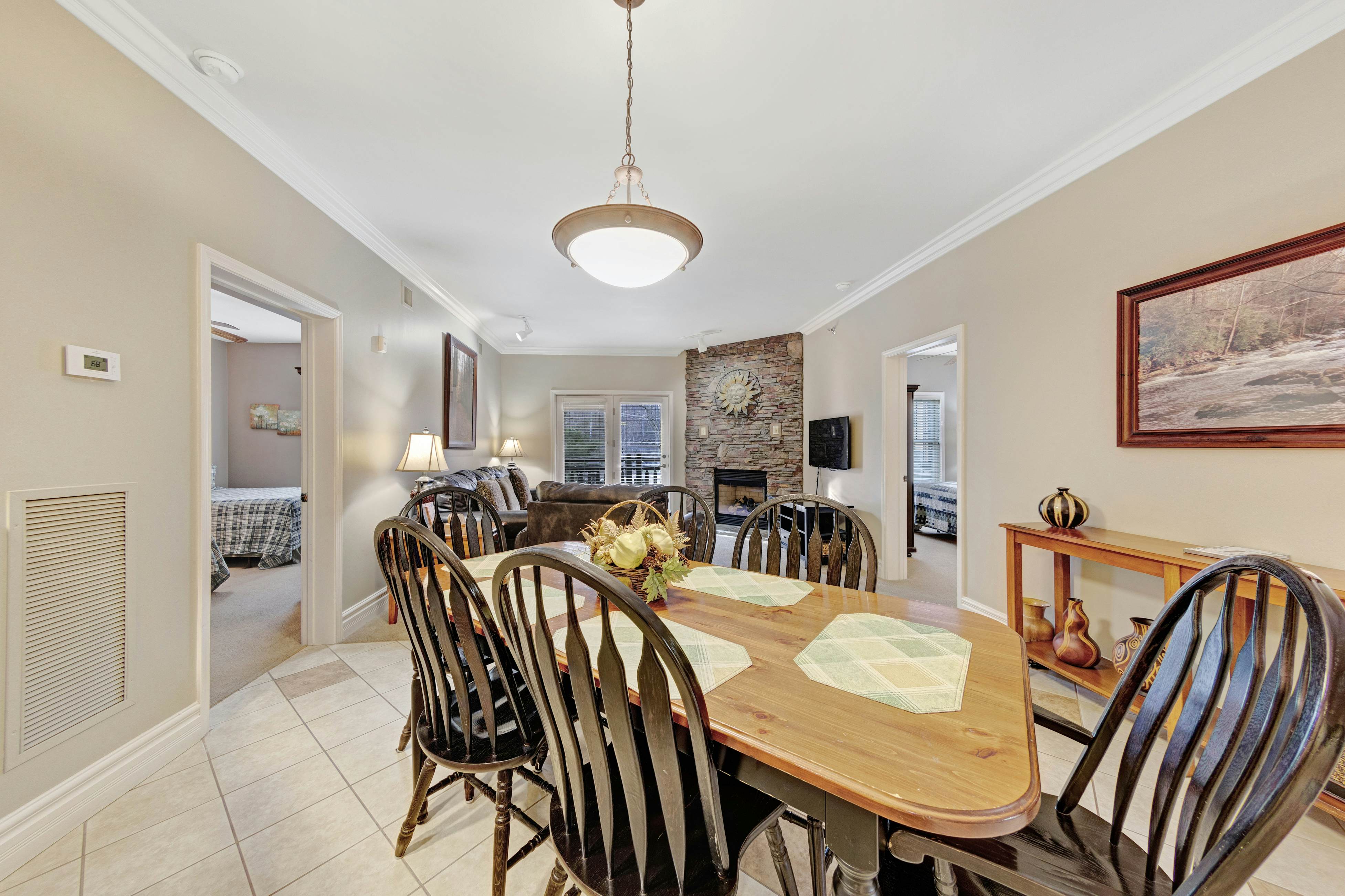 Luxe Downtown Condo, Sleeps 6・Fireplace・Jetted Tub