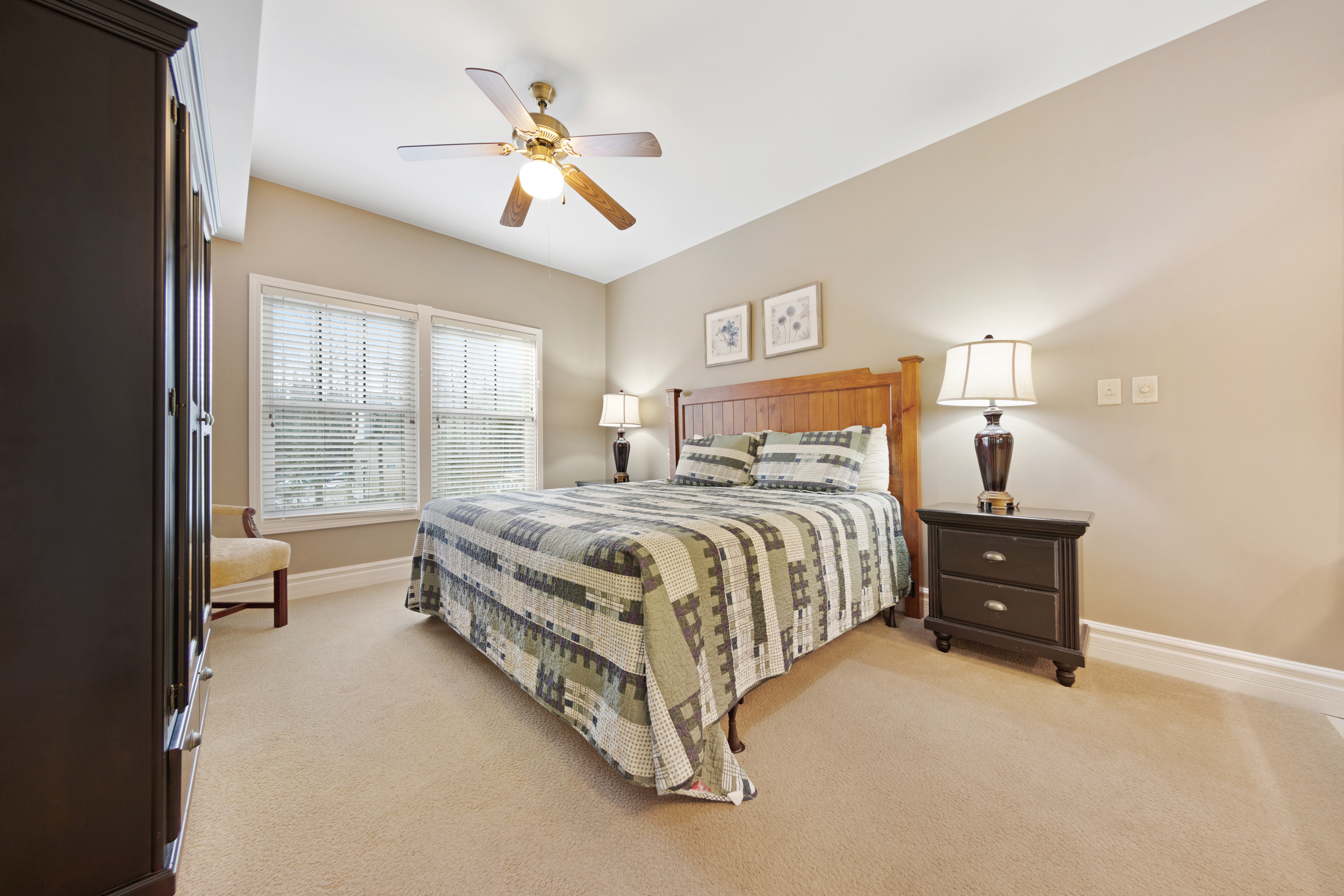 Luxe Downtown Condo, Sleeps 6・Fireplace・Jetted Tub